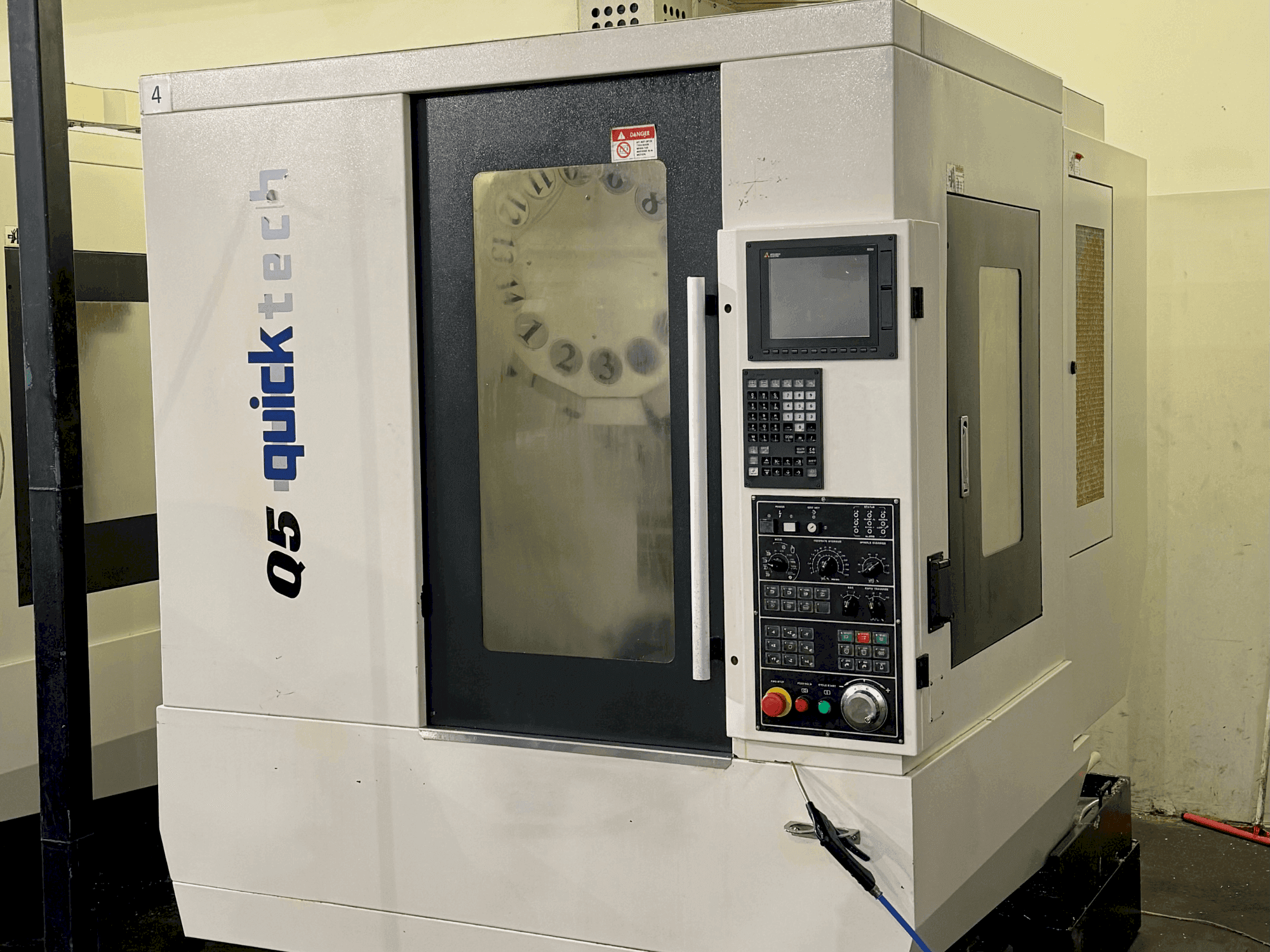 Vista frontal de la máquina Quick-Tech Q5