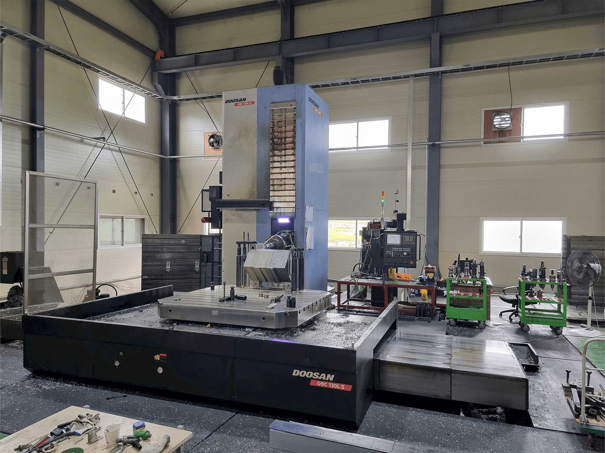 Vista frontal de la máquina Doosan DBC 130L II