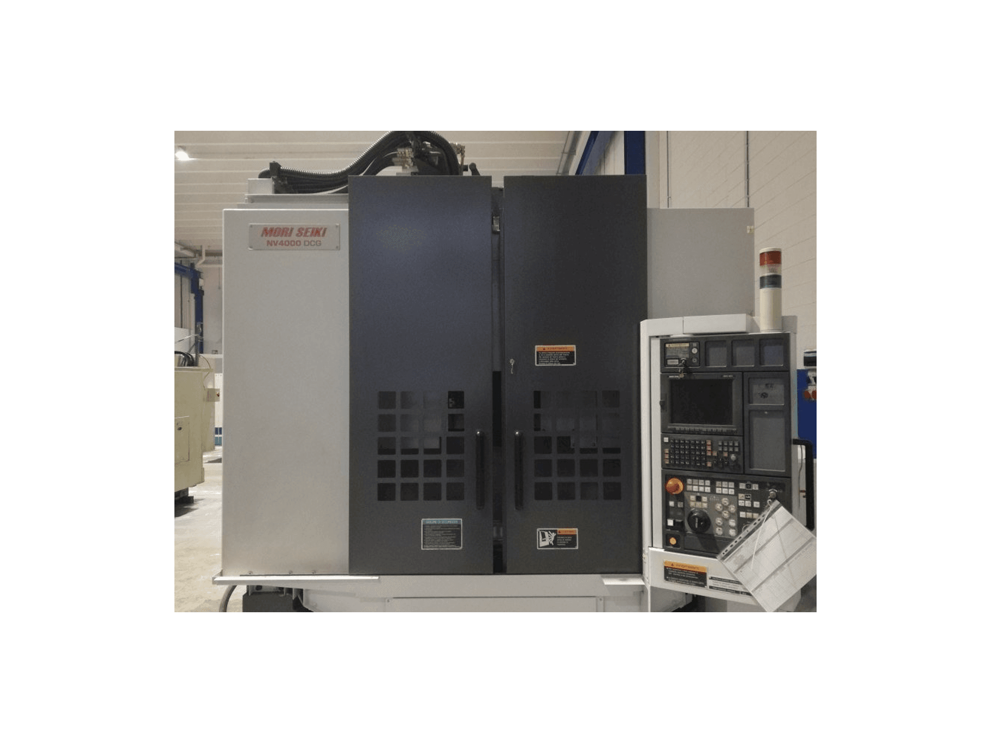 Vista frontal de la máquina MORI SEIKI NV 4000 DCG