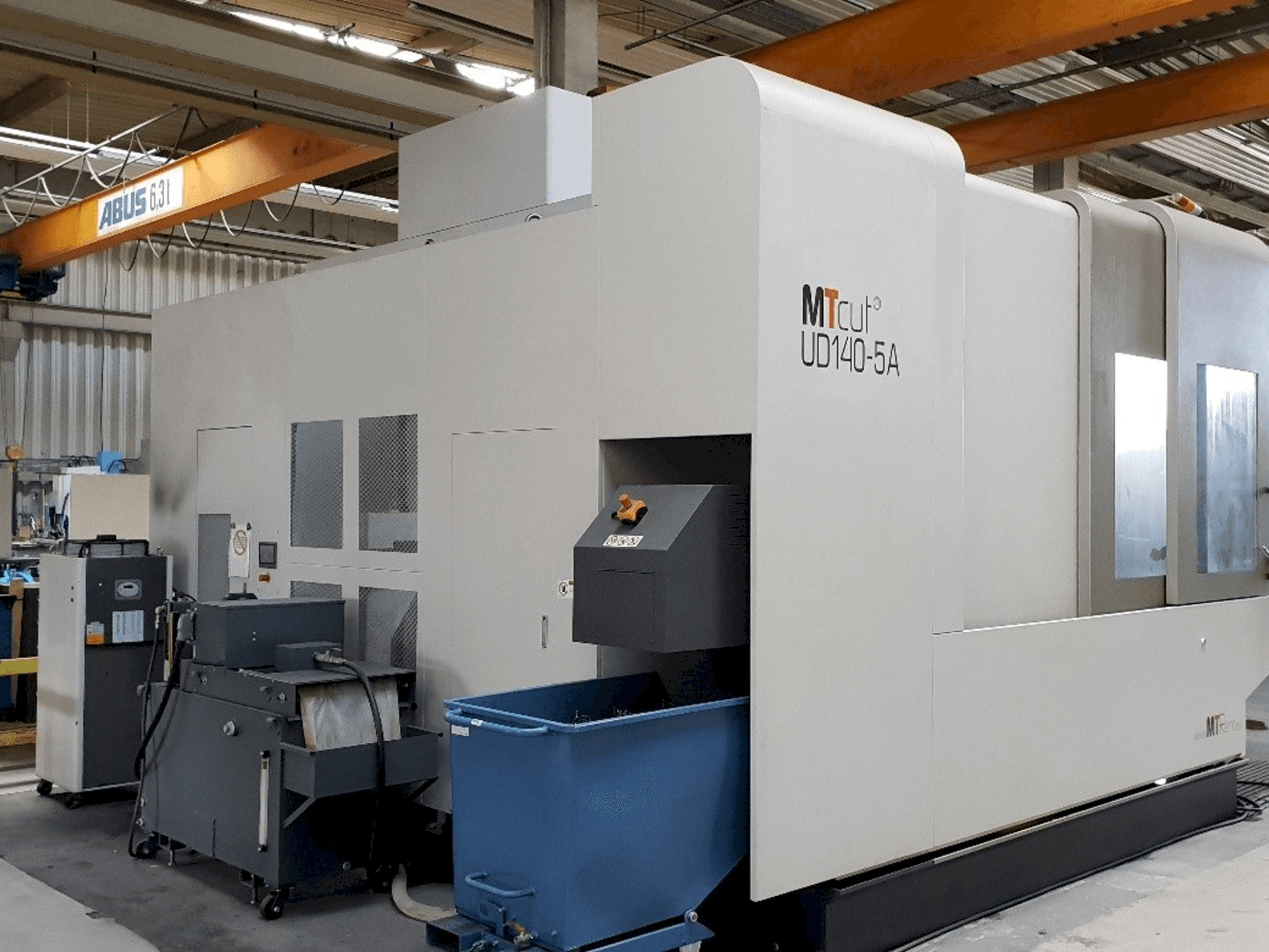 Vista frontal de la máquina MTcut UD140H-5A