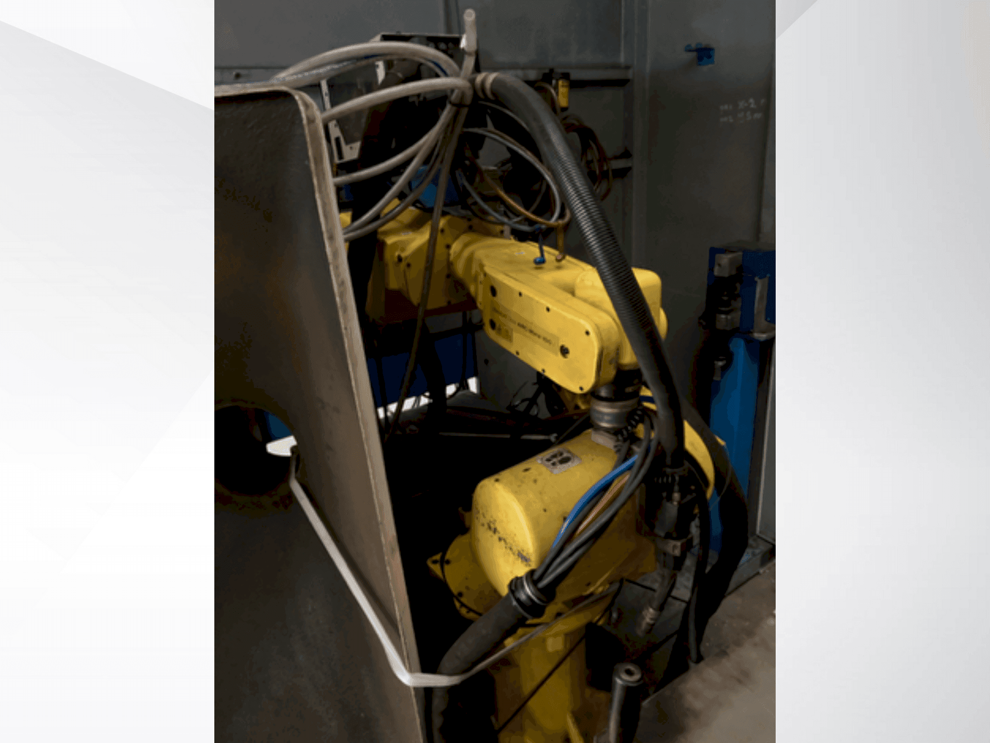 Vista frontal de la máquina FANUC ARC Mate 100i