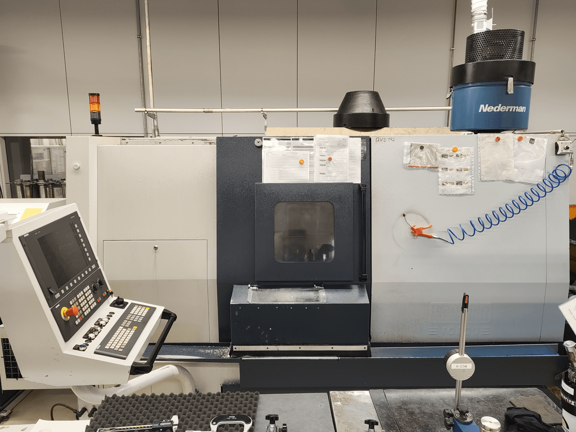 Vista frontal del torno horizontal SPINNER TC 800 110 MC con panel de control, compartimento para herramientas e indicadores de funcionamiento.