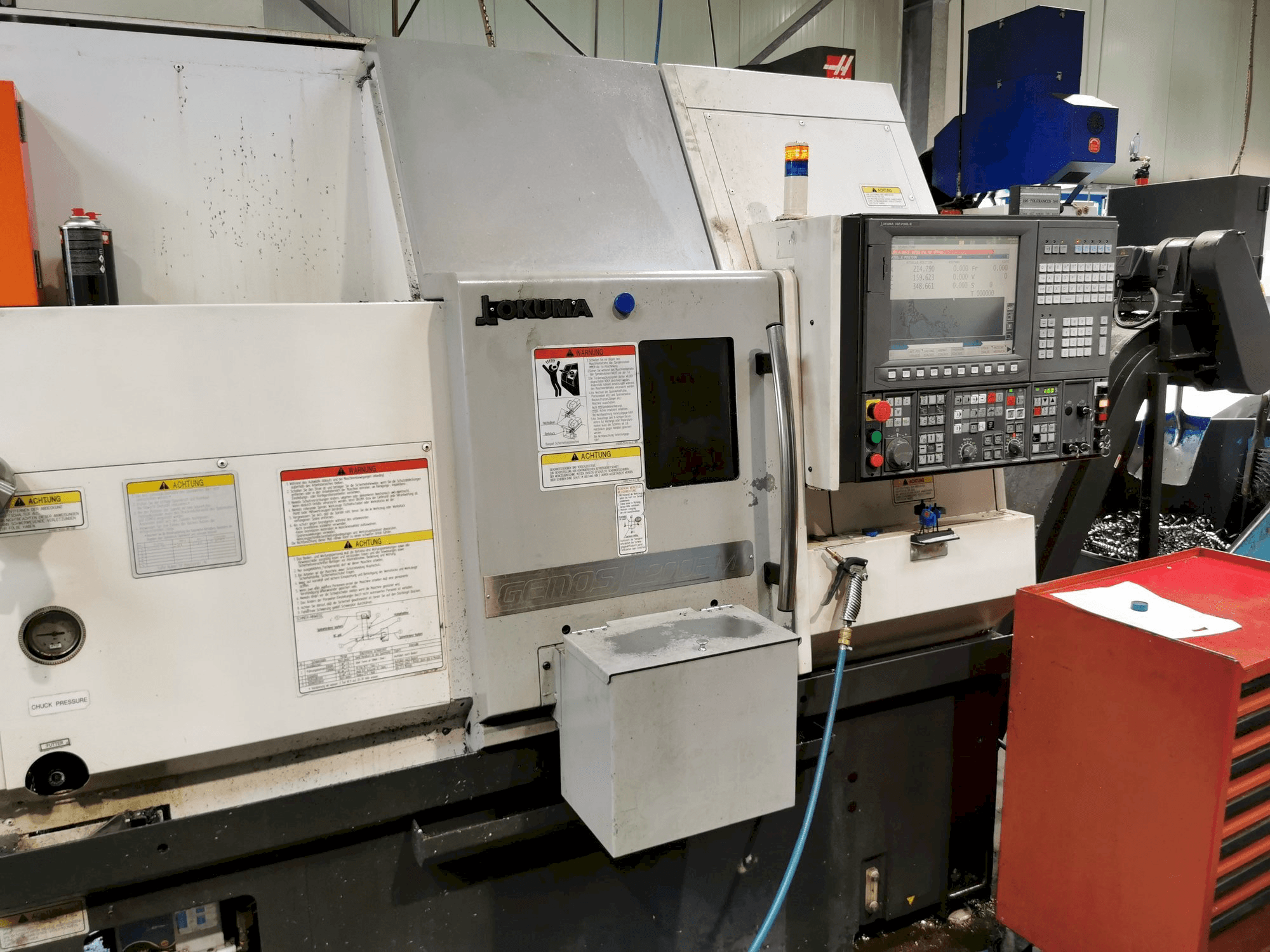 Vista frontal de la máquina Okuma GENOS L200E-MY