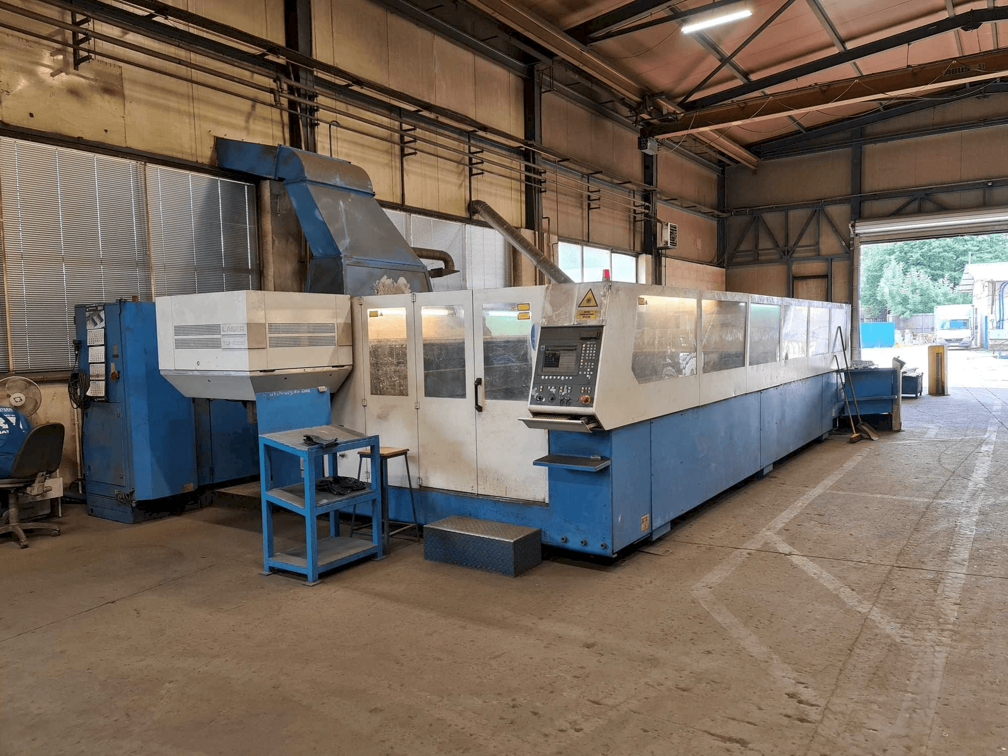 Vista lateral izquierda de la máquina Trumpf Traumatic L 6030