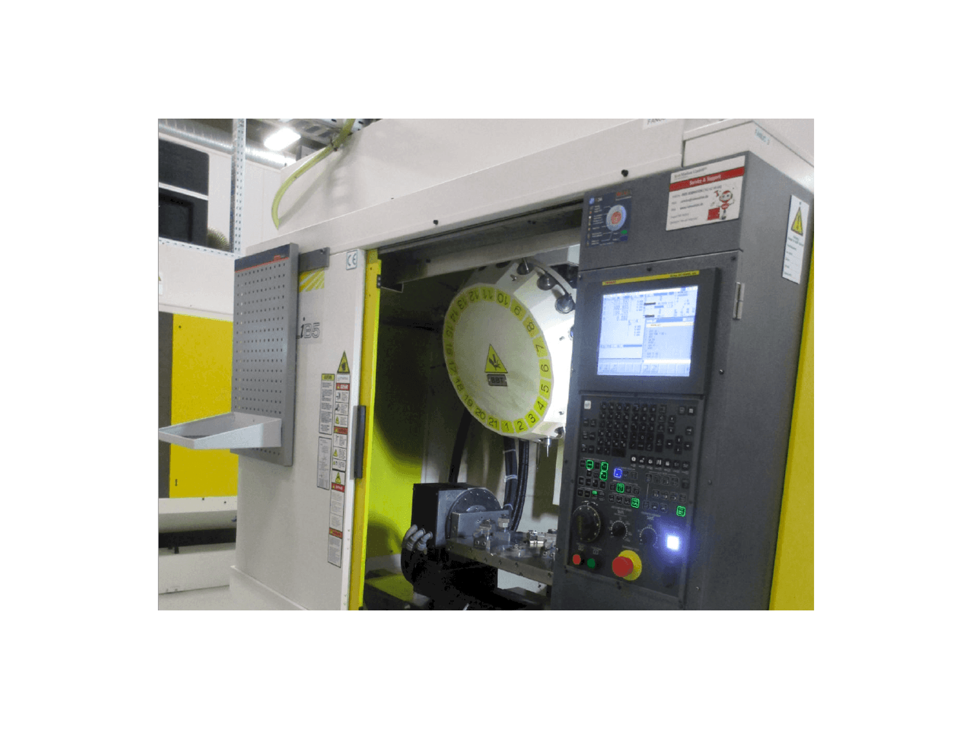 Vista frontal de la máquina FANUC ROBODRILL Alpha D21LiB5