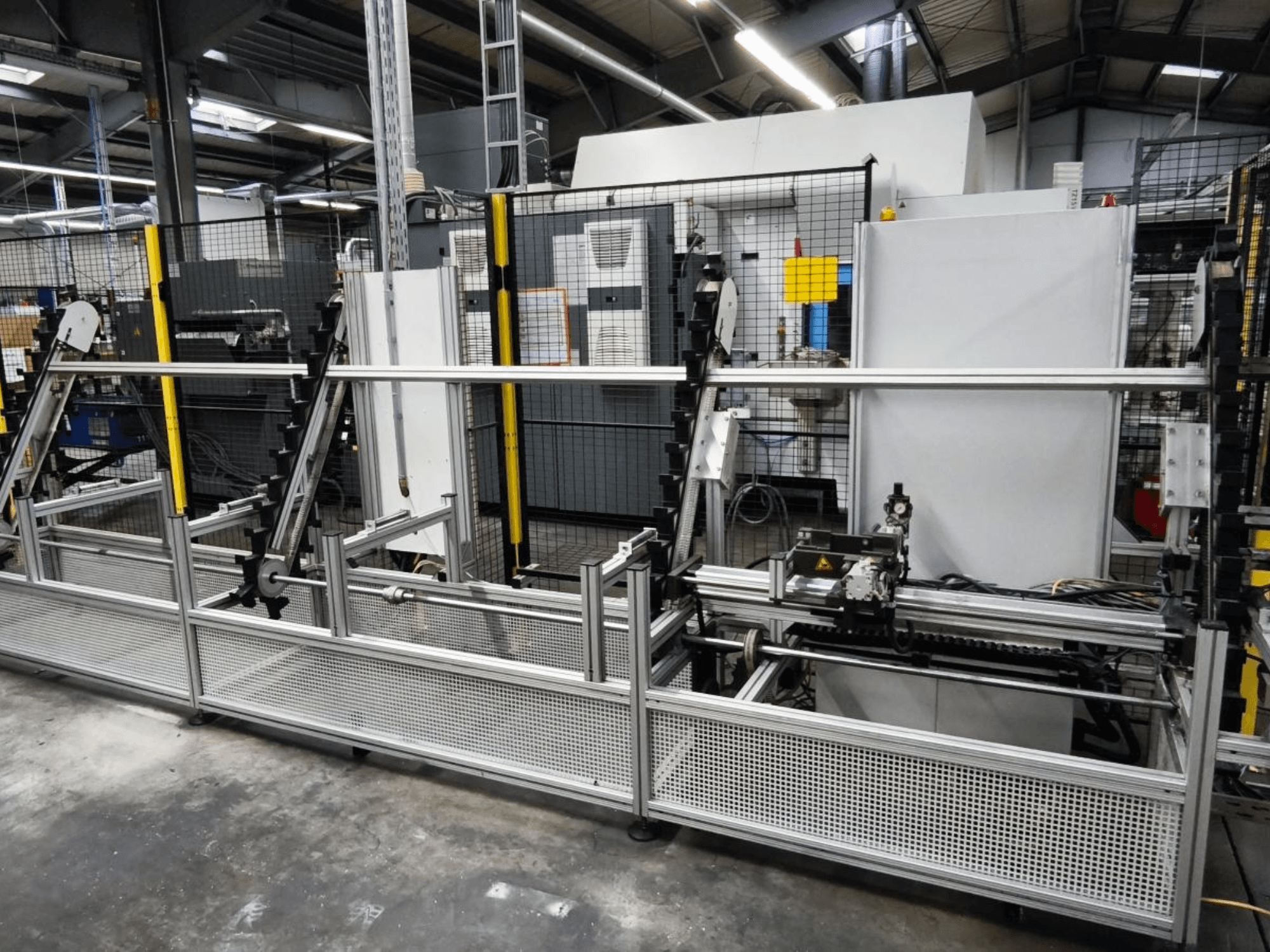 Sistema de manipulación de piezas LOHMEIER Schräglademagazin en vista frontal, mostrando su estructura metálica y los componentes mecánicos integrados.