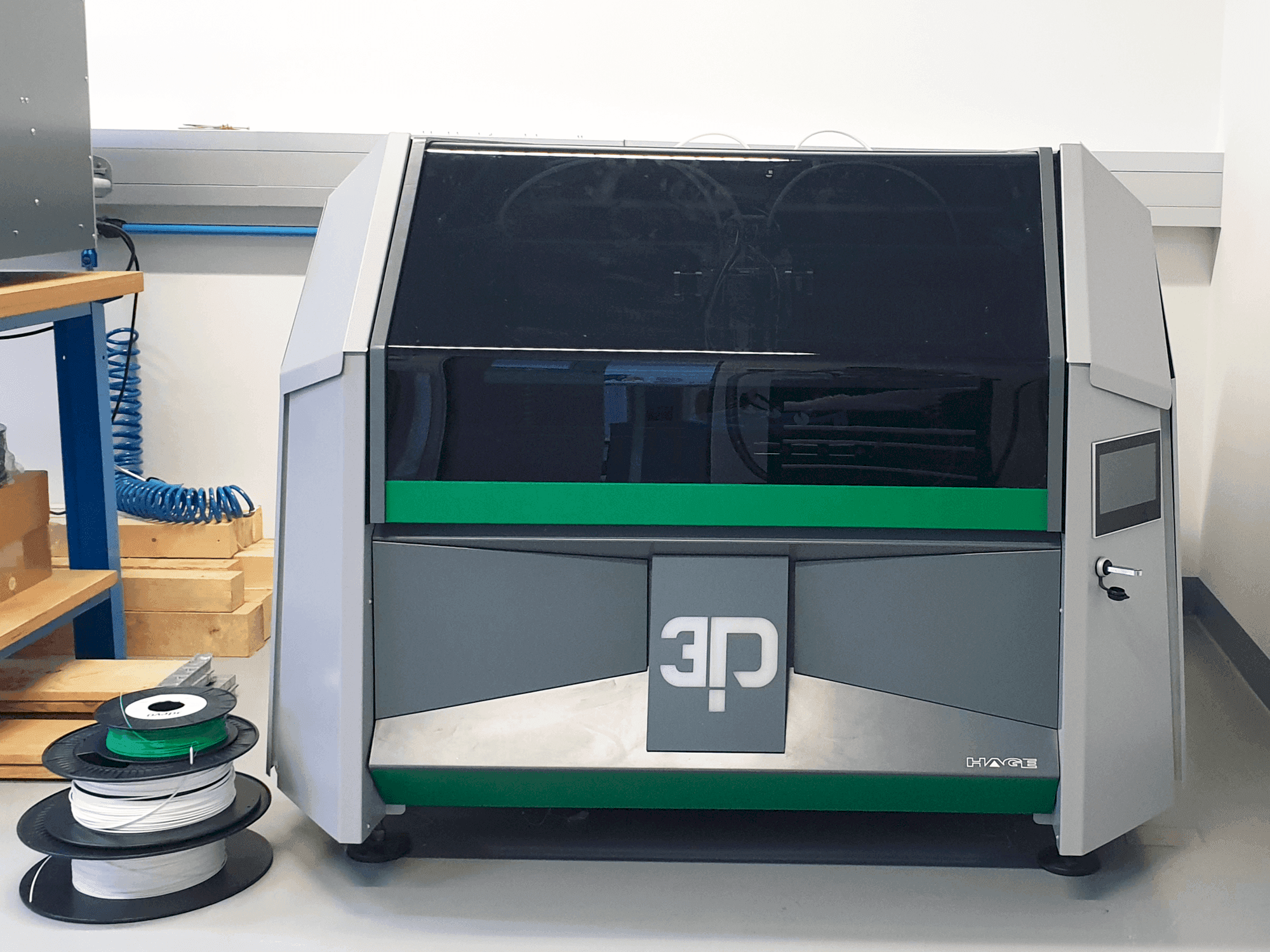 Vista frontal de la máquina HAGE 3D 140 L-B