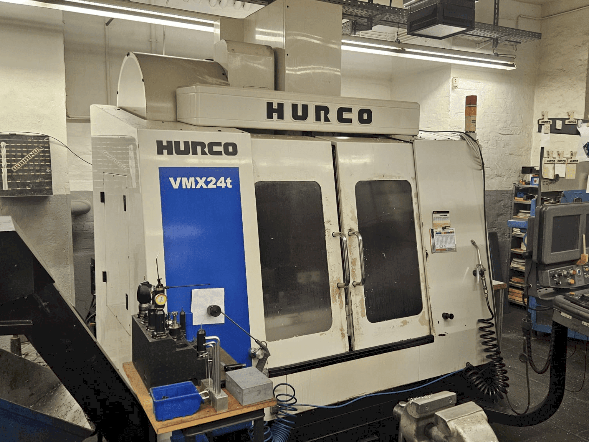 Vista frontal de la máquina Hurco VMX 24t