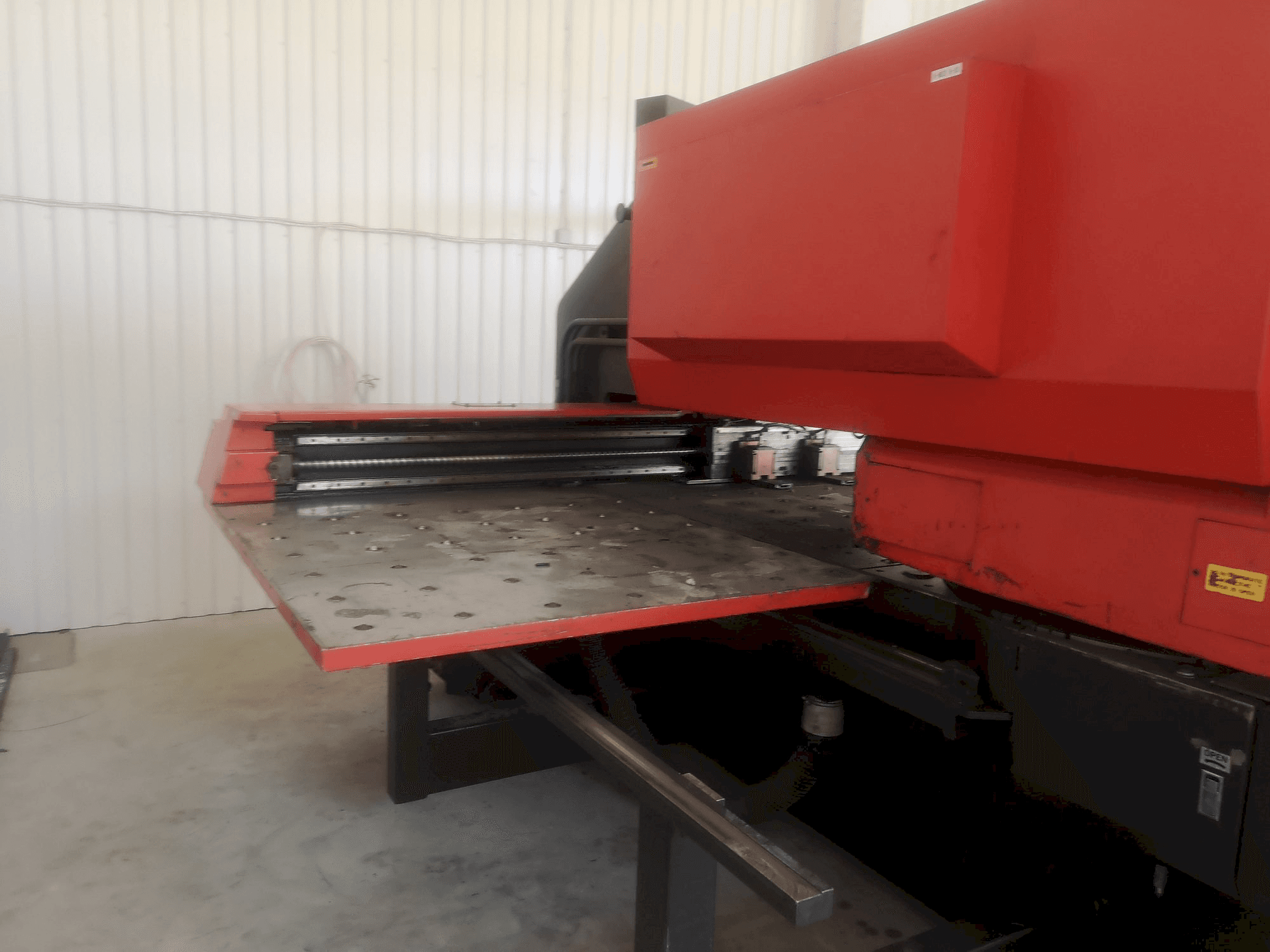 Vista frontal de la máquina AMADA