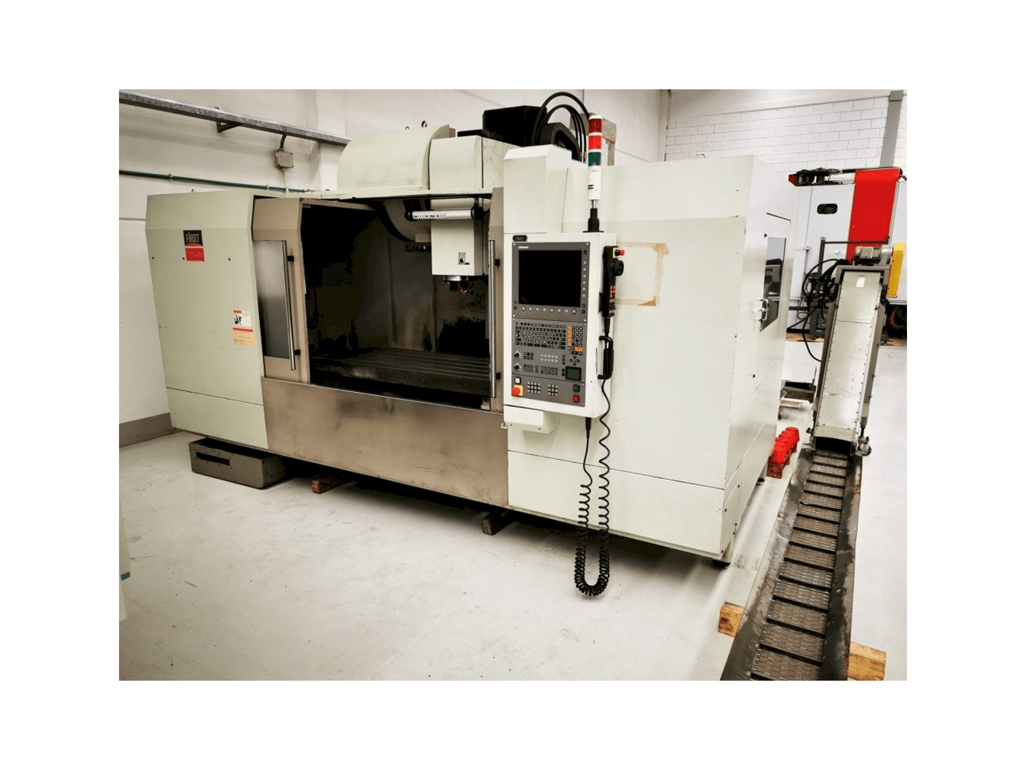 Vista frontal de la máquina FIRST MCV 1500