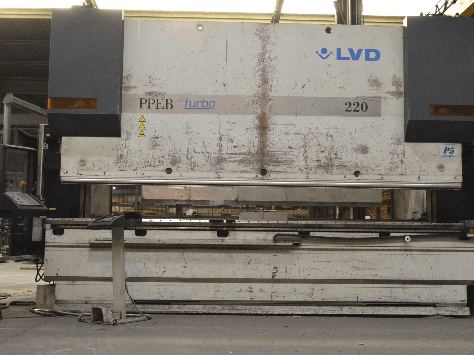 Vista frontal de la máquina LVD PPEB 220/42