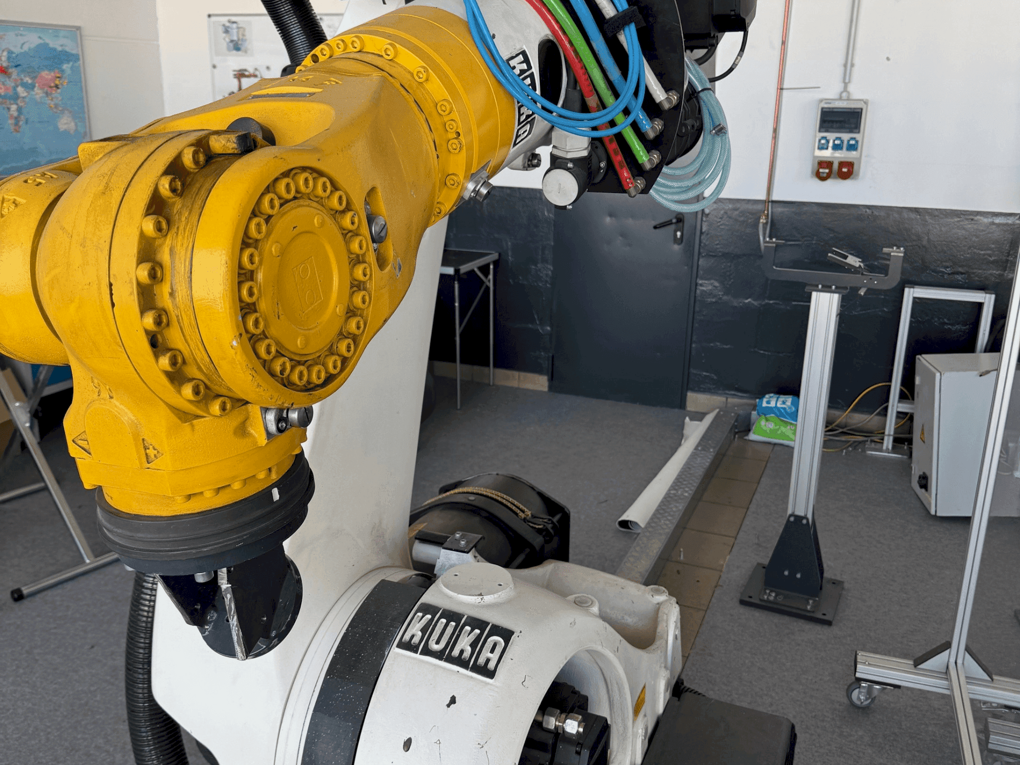 Vista frontal de la máquina KUKA KR210 2000-2