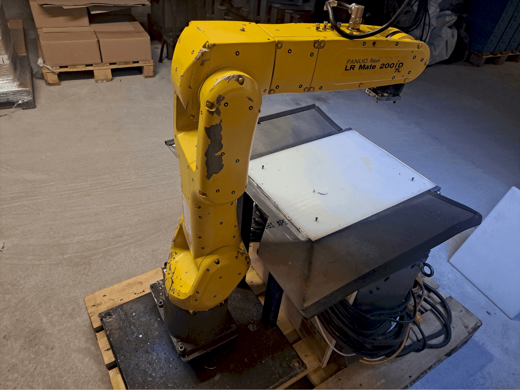 Vista frontal de la máquina FANUC LR Mate 200iD/7L