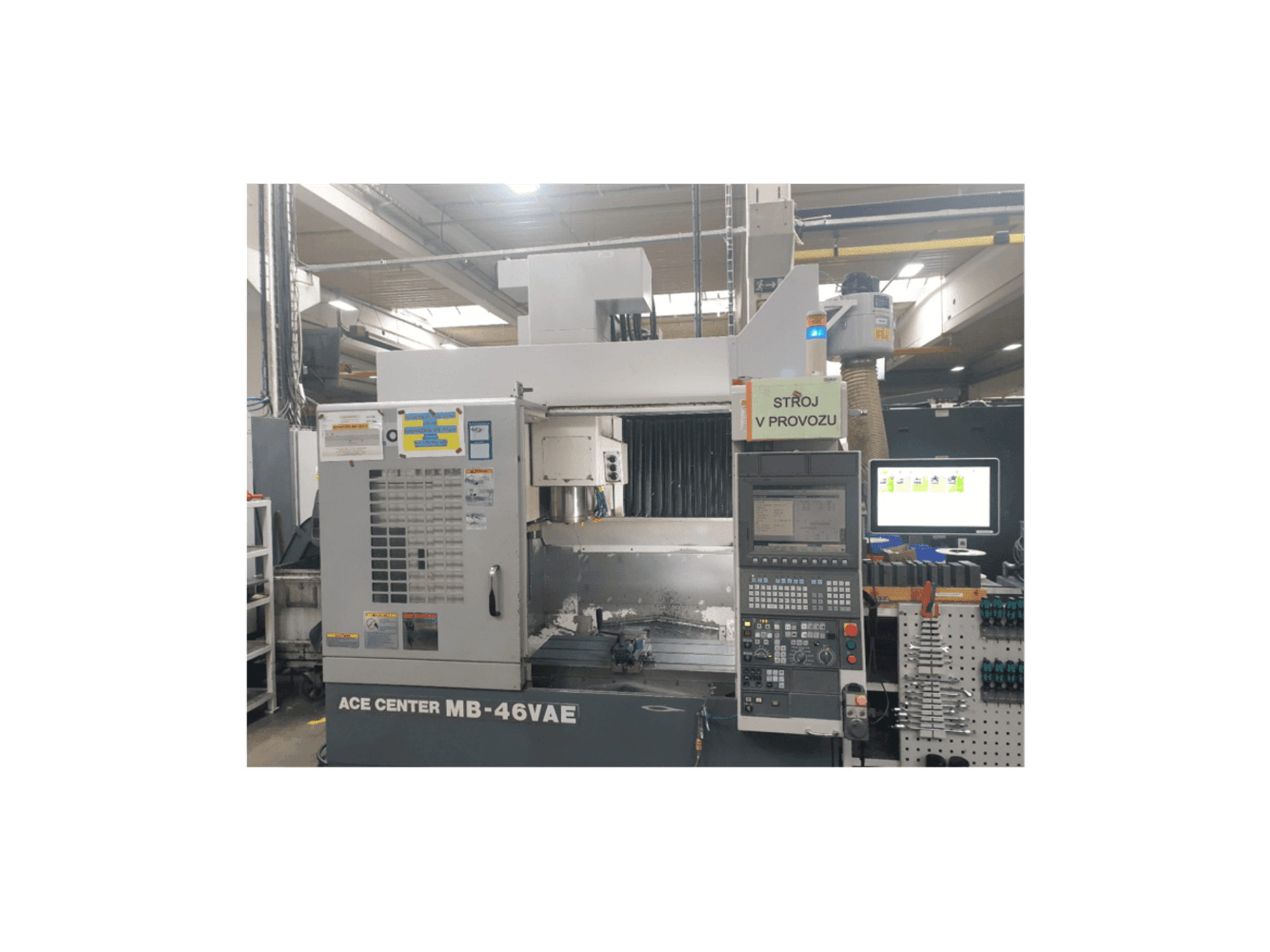 Vista frontal de la máquina Okuma MB-46VAE