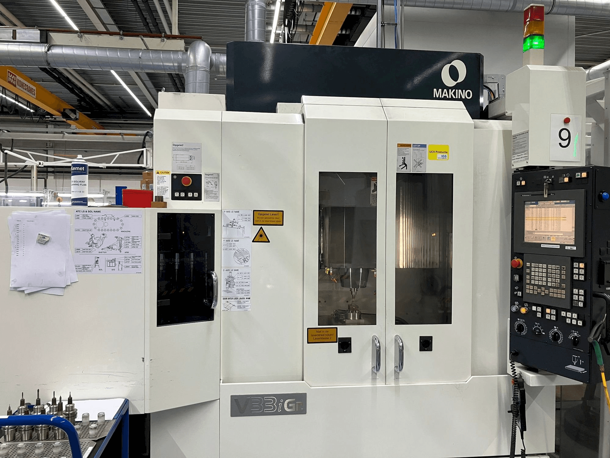 Vista frontal de la máquina Makino V33i Graphite