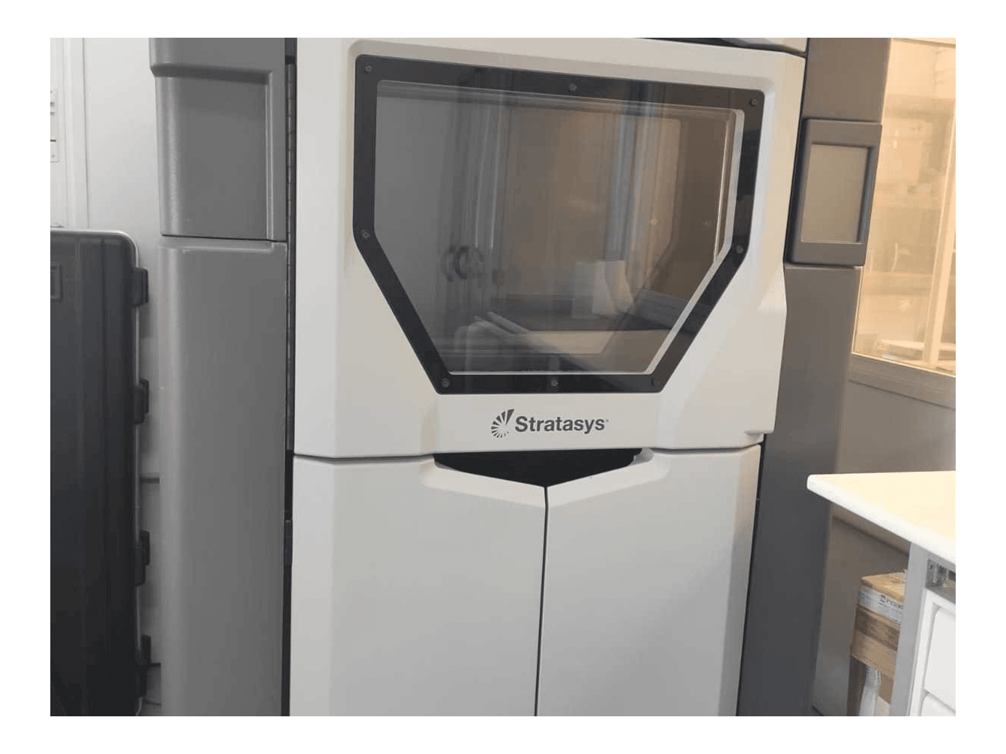 Vista frontal de la máquina Stratasys Fortus 450MC