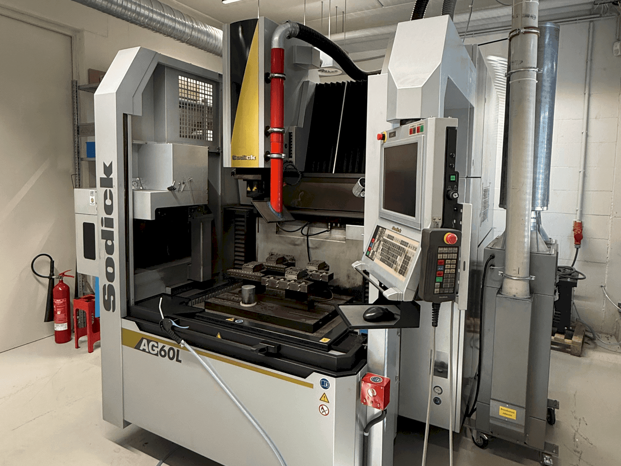 Vista frontal de la máquina Sodick AG60L