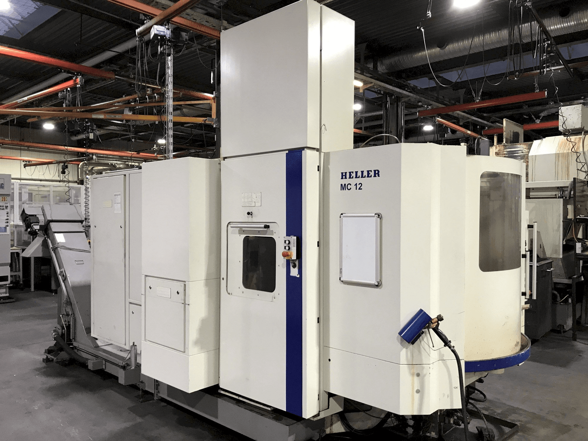 Vista frontal de la máquina HELLER MC 12