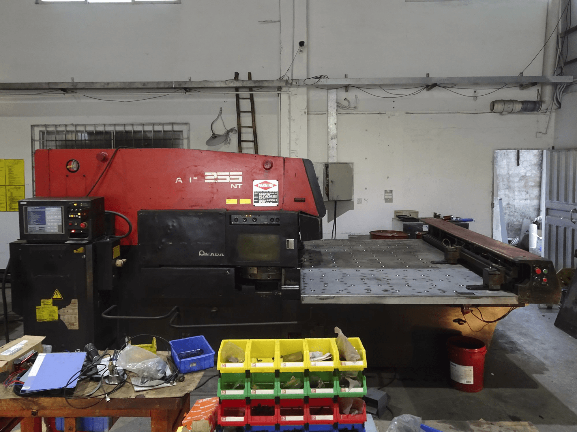 Vista frontal de la máquina AMADA ARIES 255NT