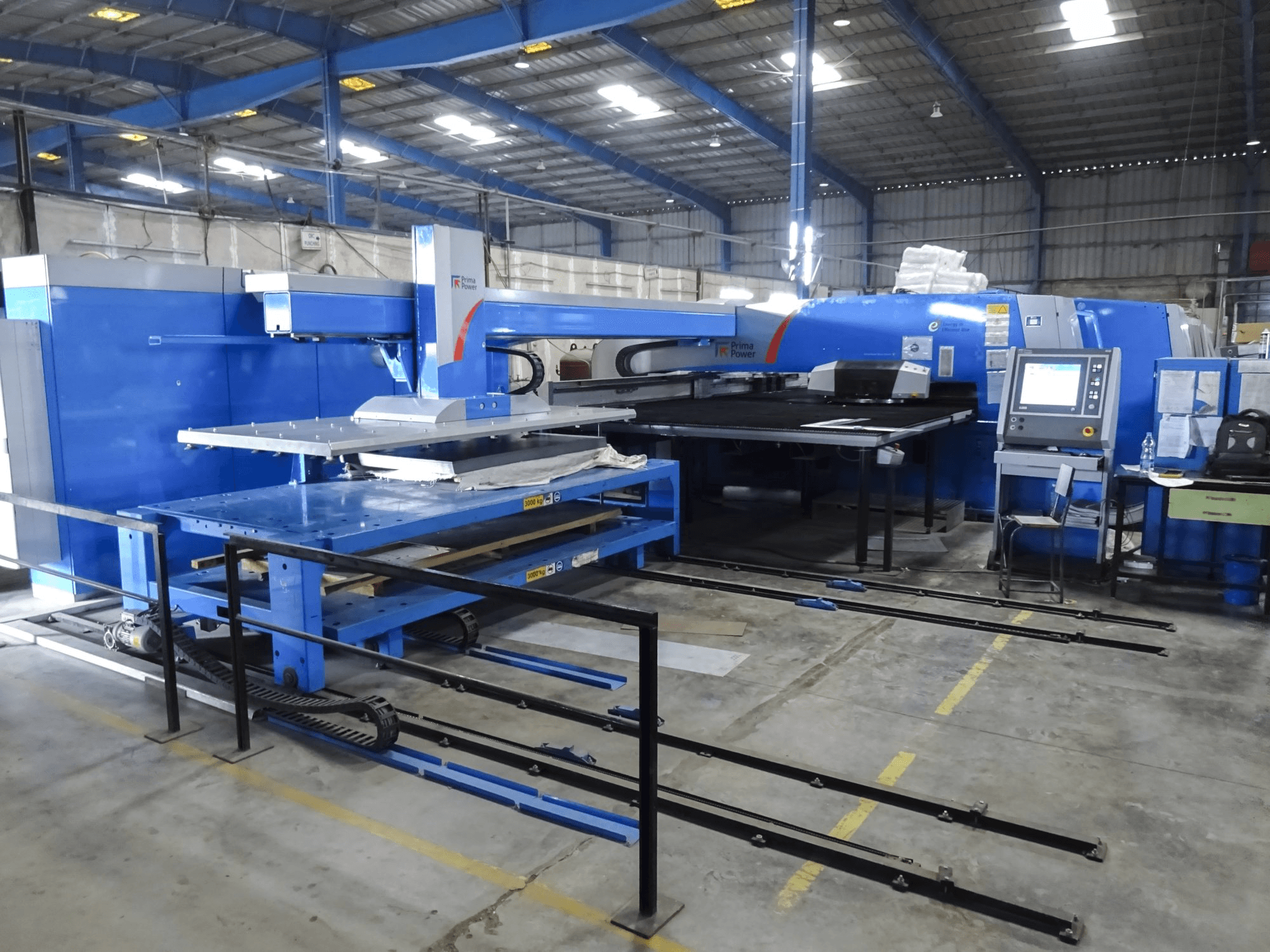 Vista derecha de la máquina Prima Power Shear Genius e6