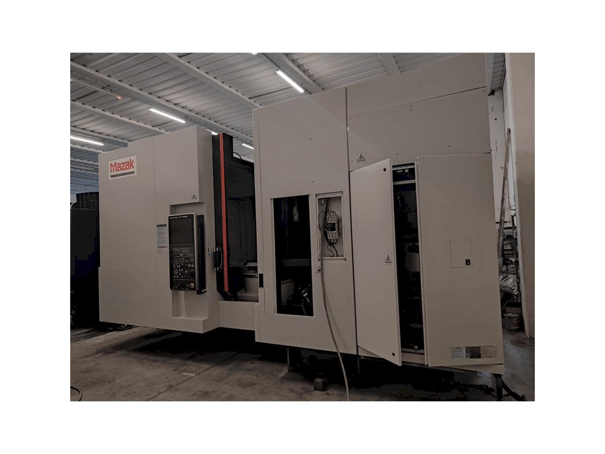 Vista frontal de la máquina Mazak HCN 6000