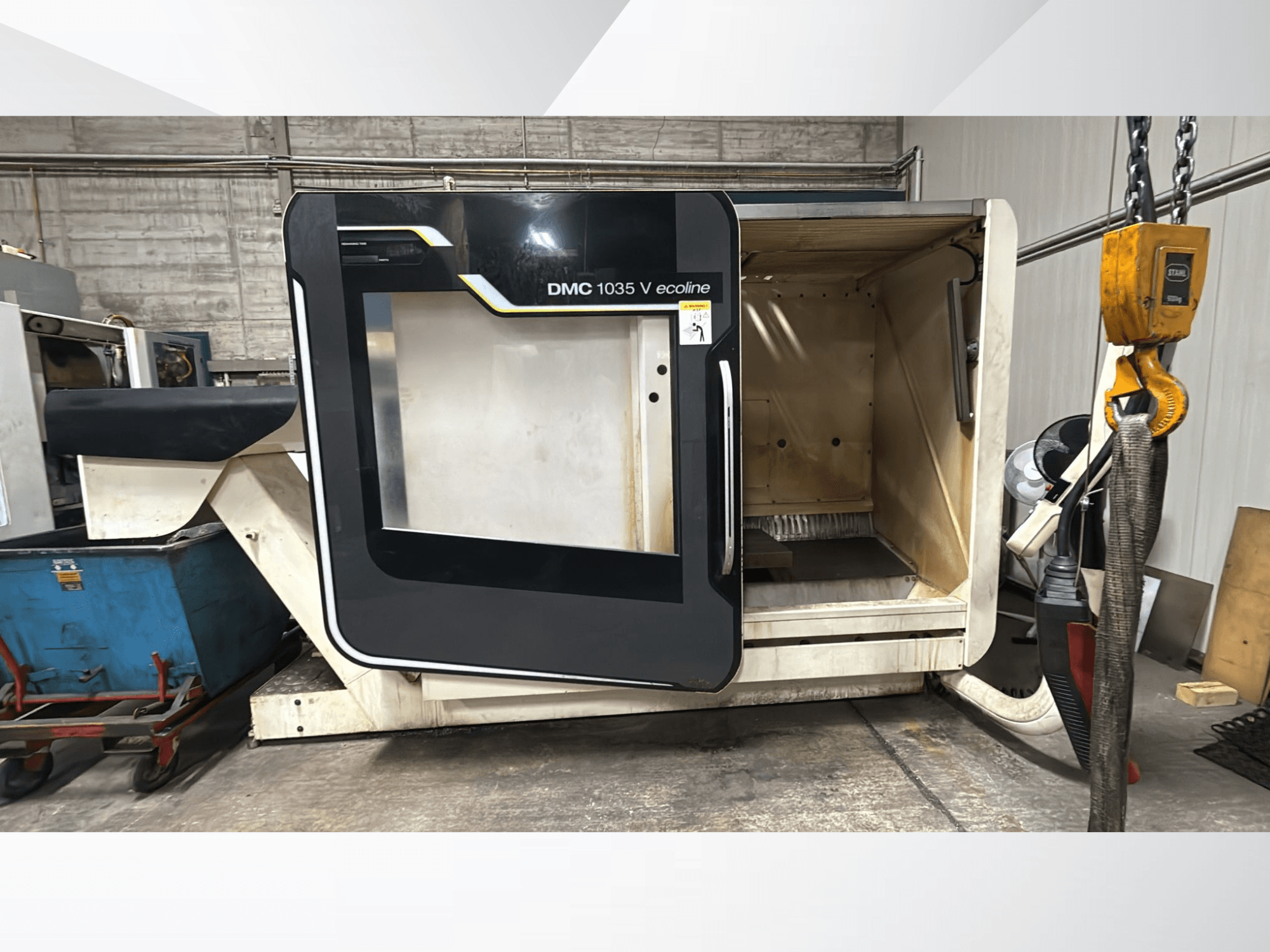 Máquina CNC ecoline DMC 1035 V, vista frontal, presenta la puerta abierta revelando un interior vacío y el panel de control.