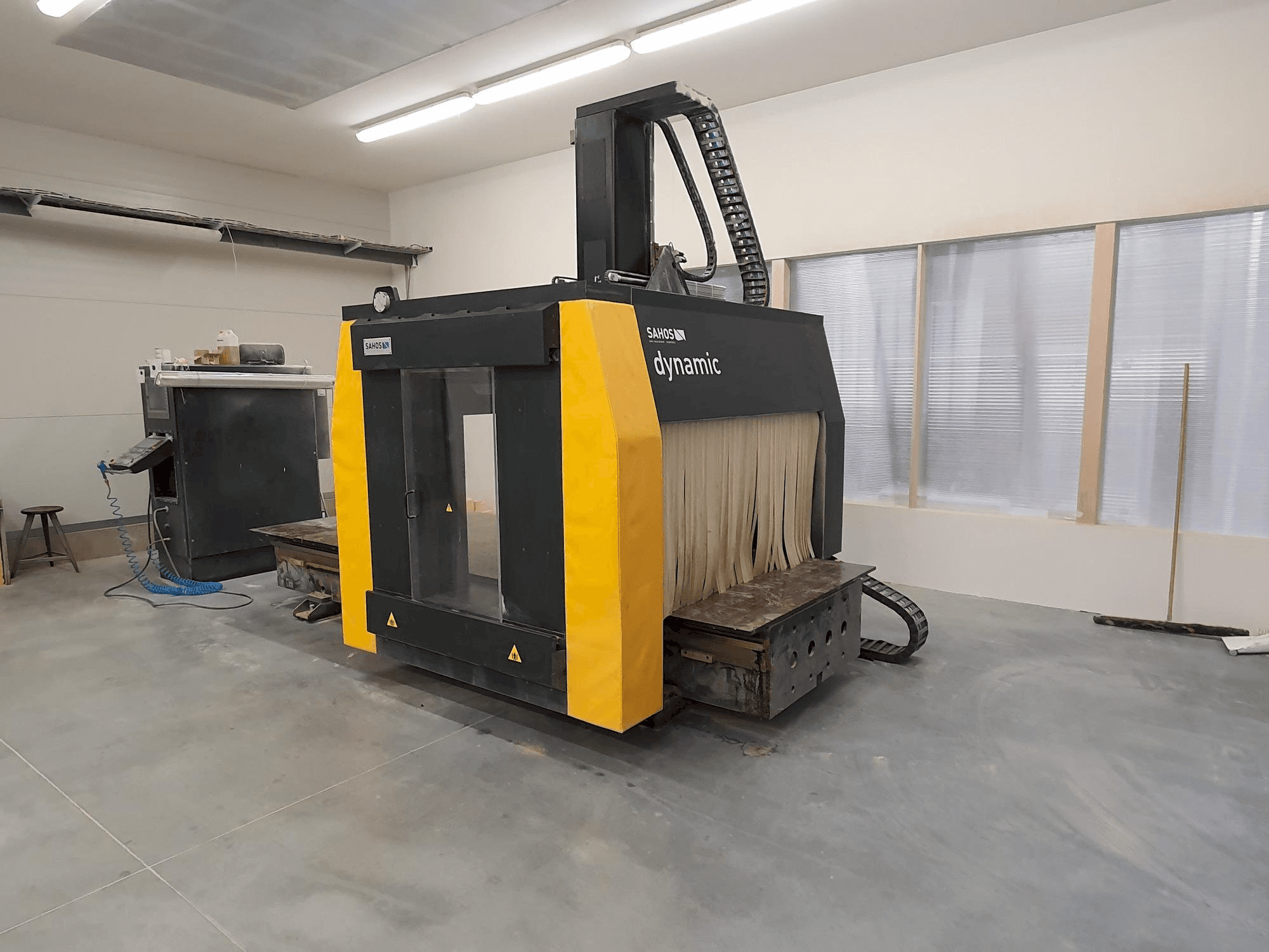 Vista frontal de la máquina Sahos Dynamic FC 3000 CNC 5X