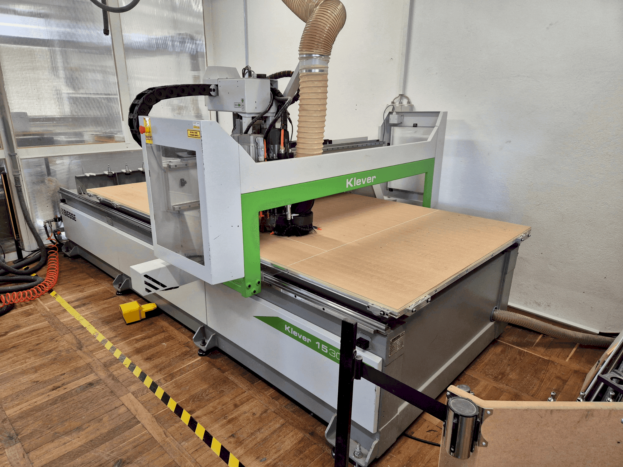 Vista frontal de la máquina BIESSE Klever 1530 G FT