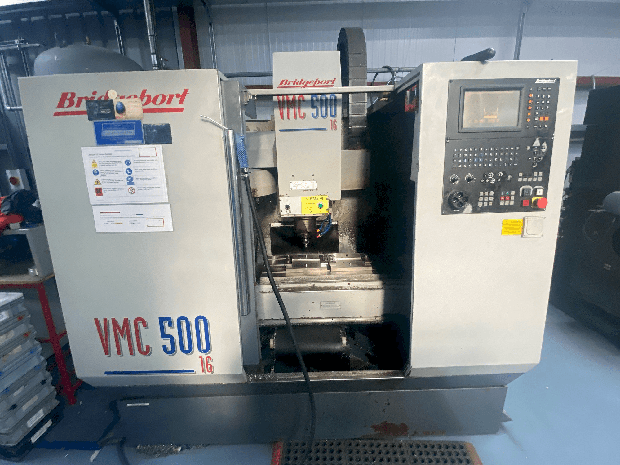 Vista frontal de la máquina Bridgeport VMC 500/16