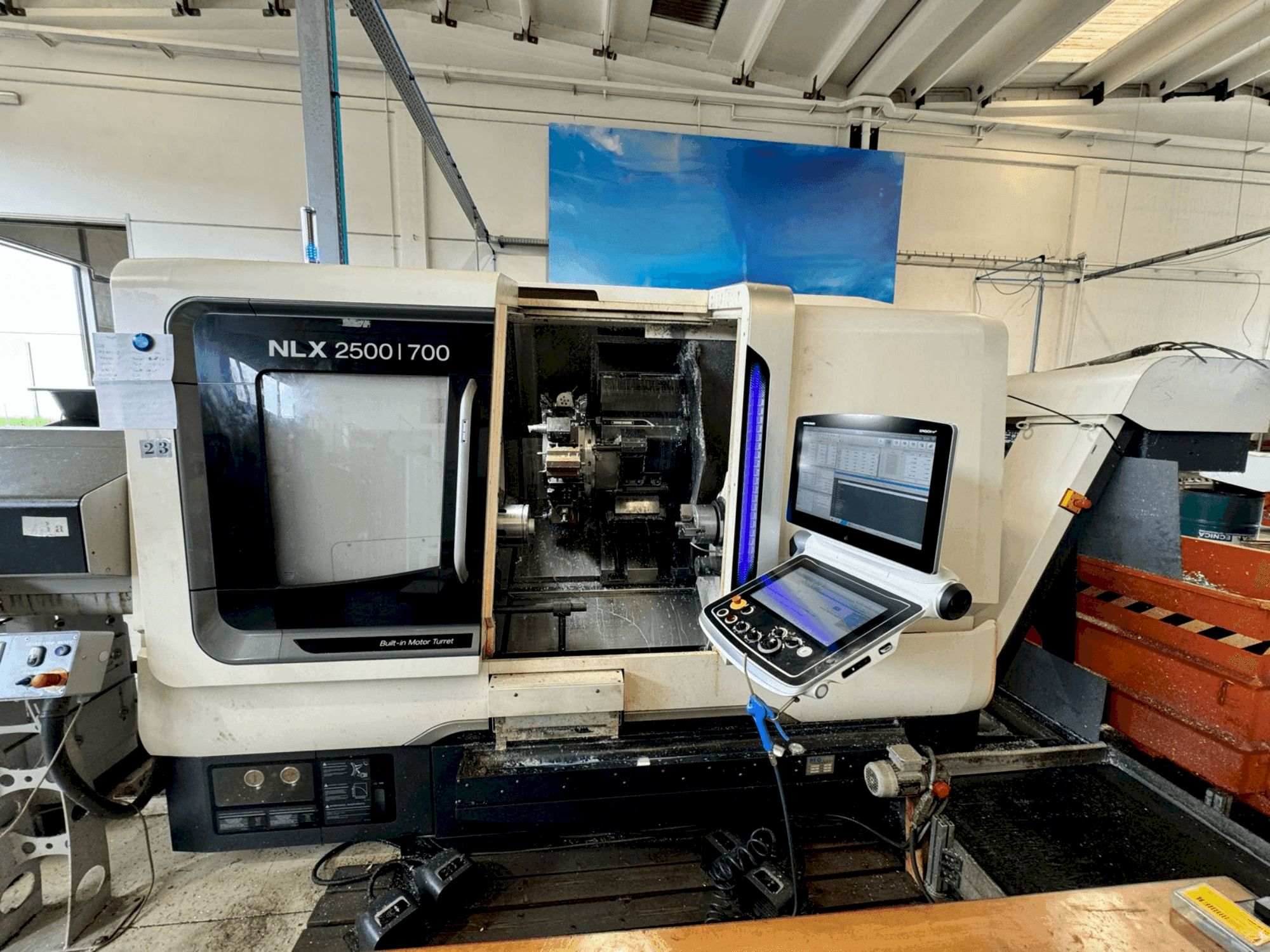 Vista frontal de la máquina DMG MORI NLX2500SY/700