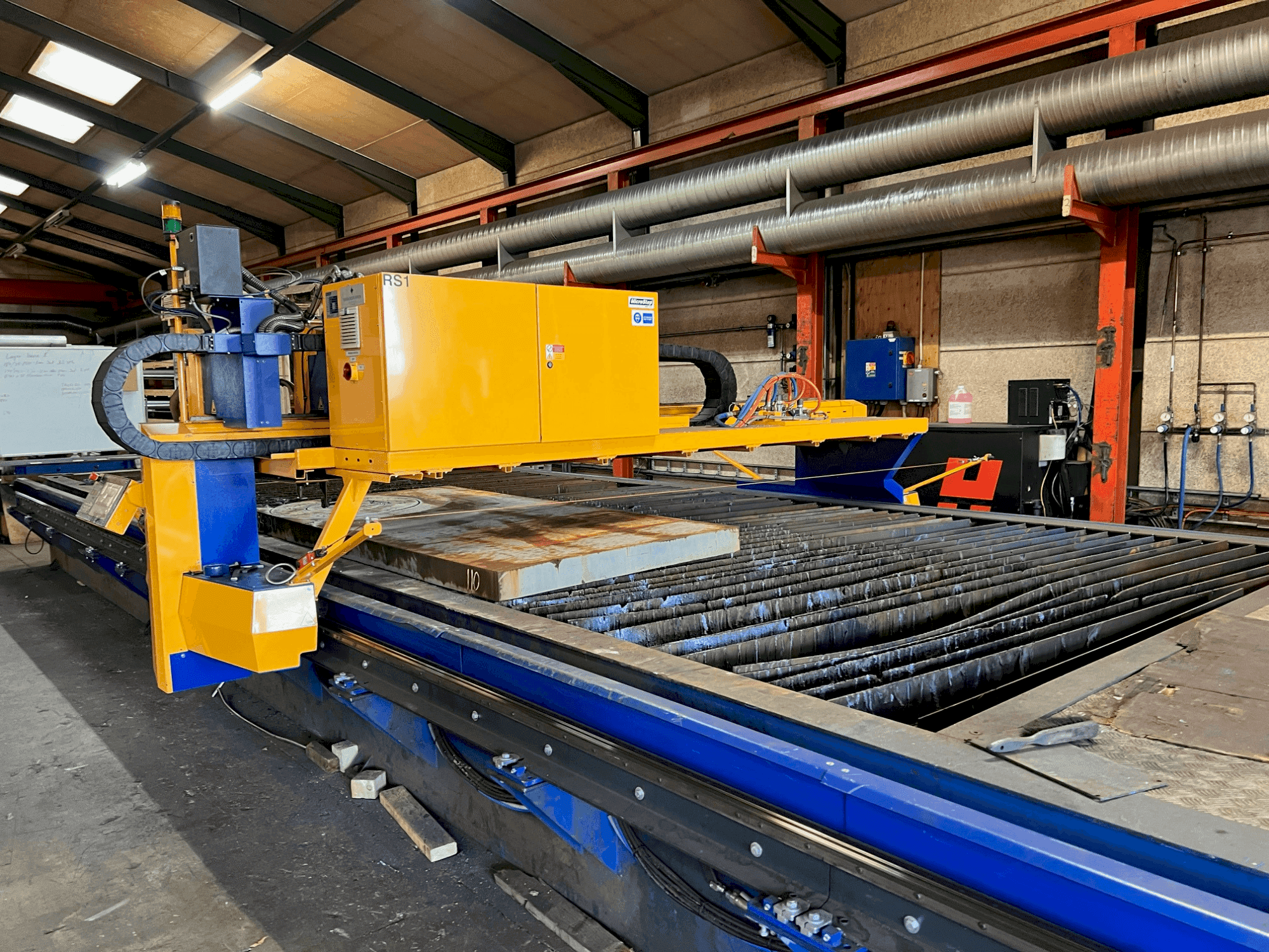 Vista frontal de la máquina MicroStep MasterCut X 9001.30PG