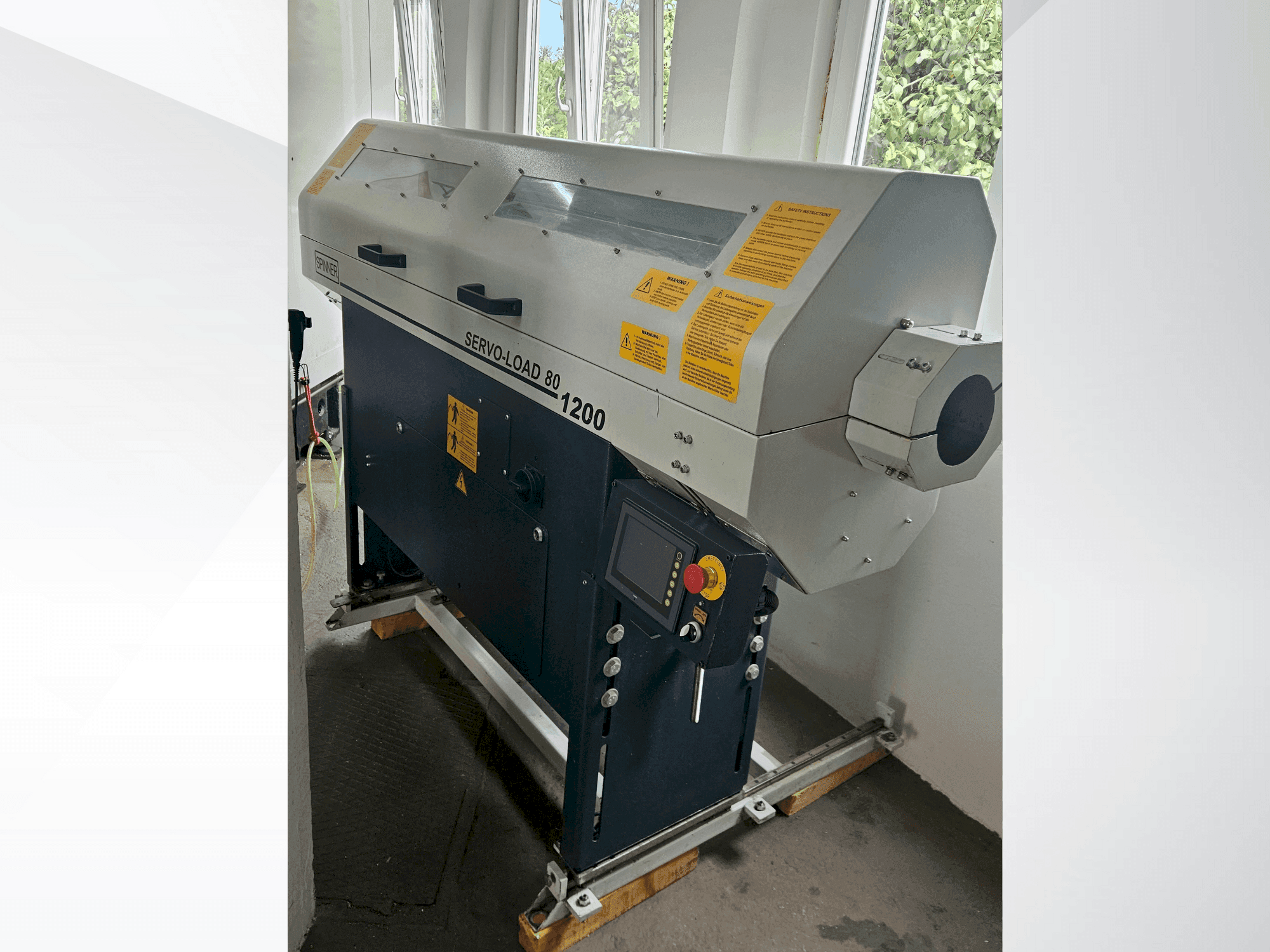 Vista frontal de la máquina SPINNER SERVO-LOAD 80-1200