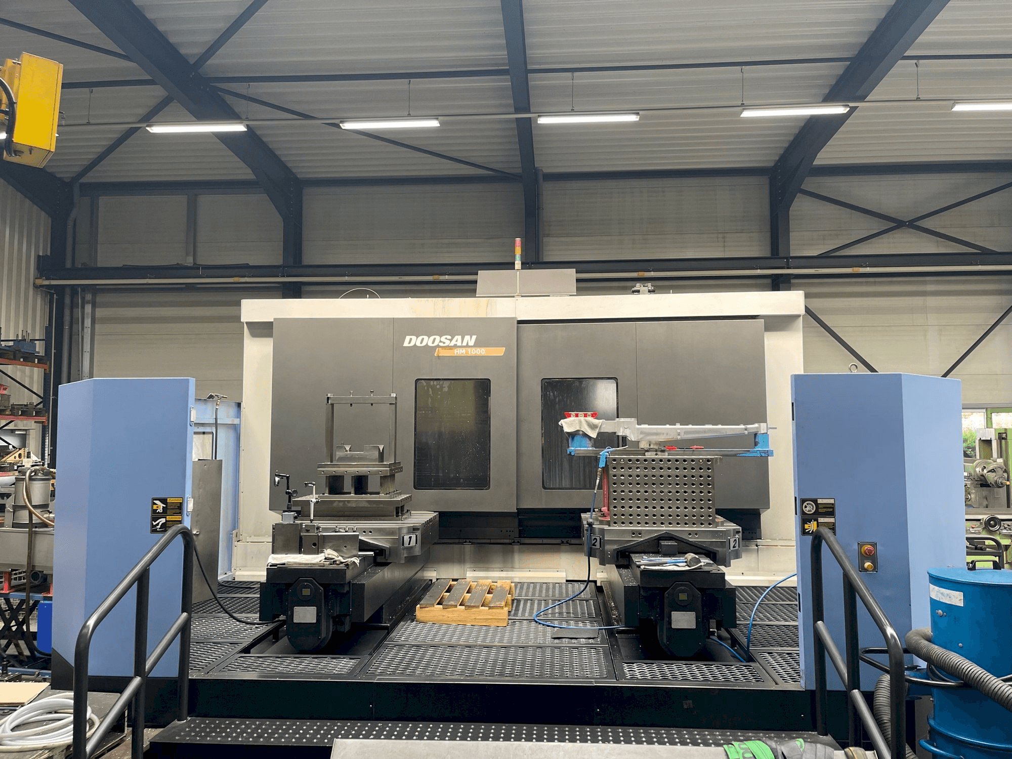 Vista frontal de la máquina Doosan HM 1000