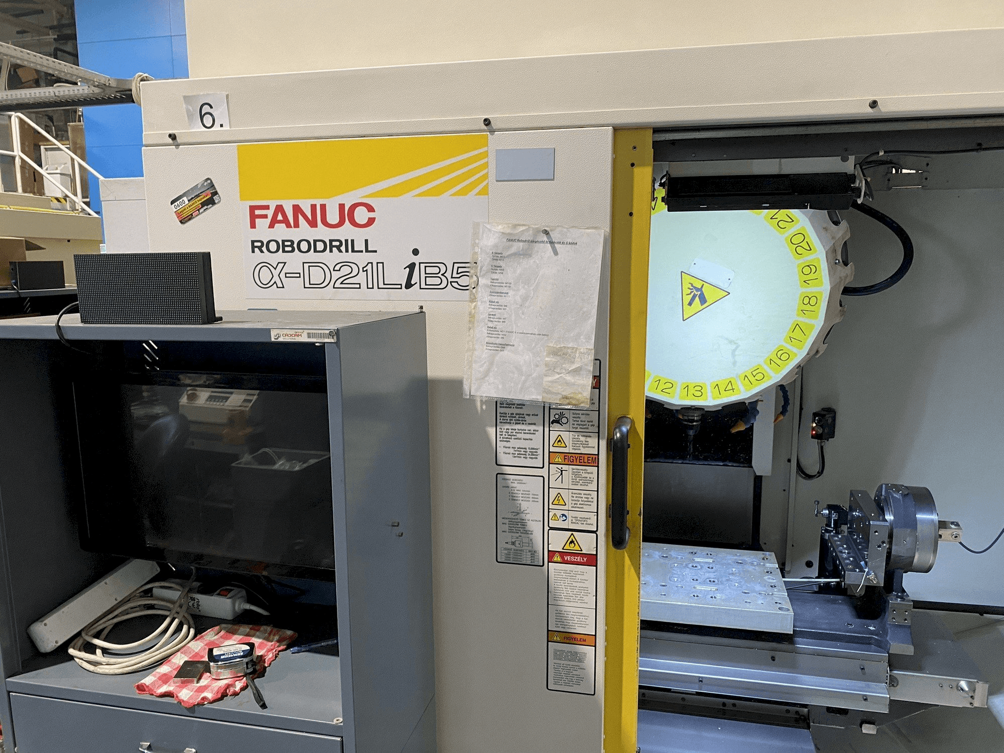Vista frontal de la máquina FANUC Robodrill Alpha D21LiA5