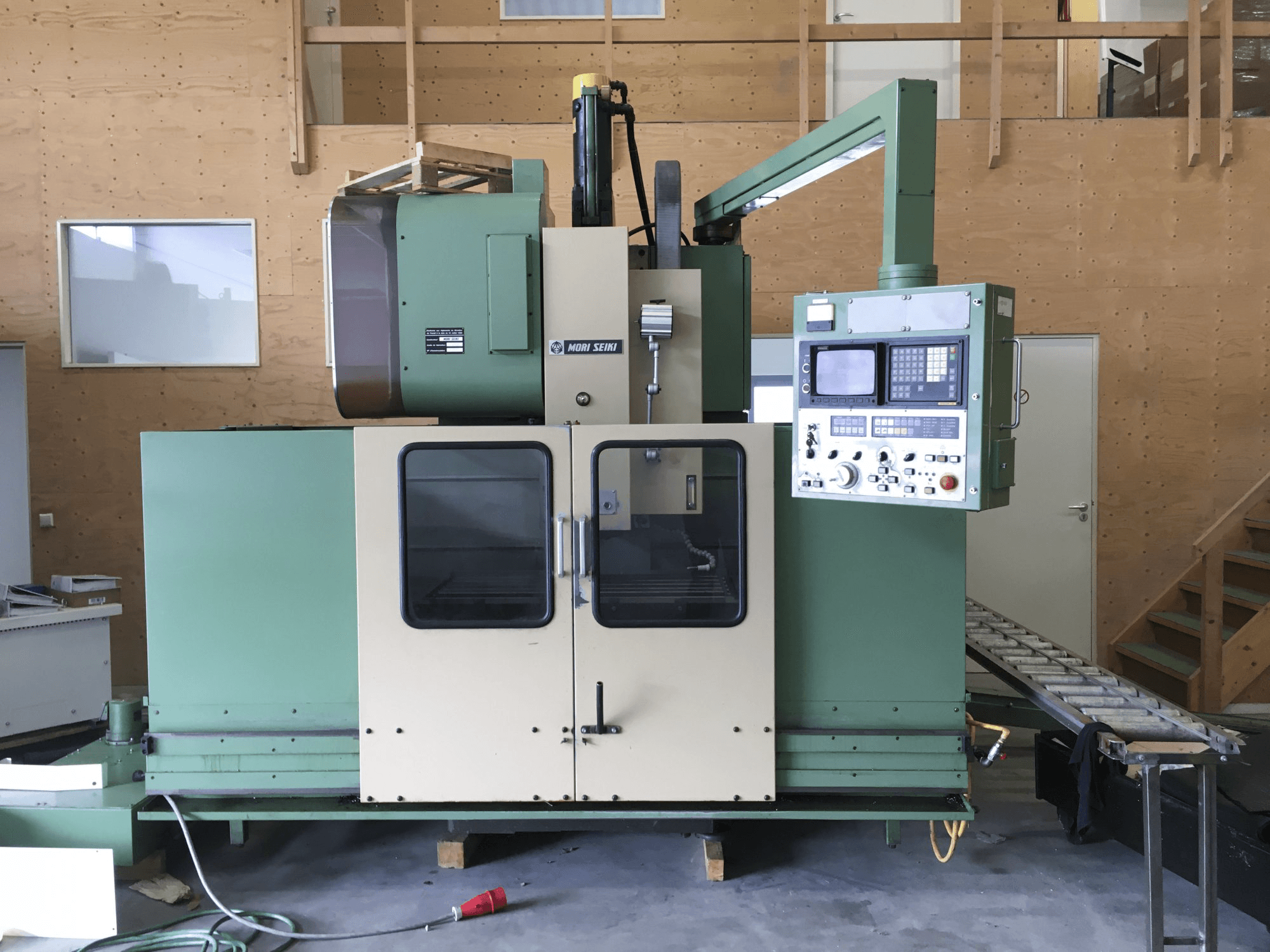 Vista frontal de la máquina MORI SEIKI MV-45/40