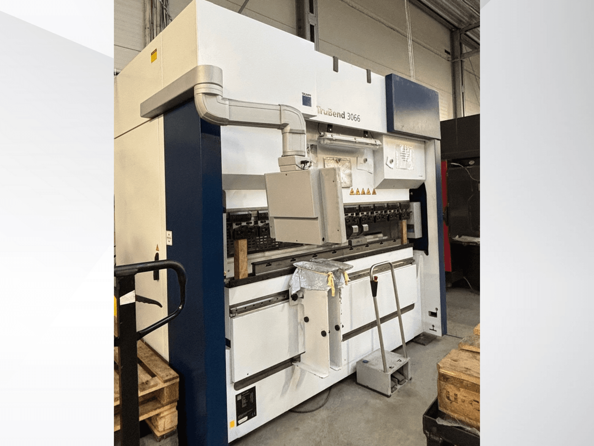 Plegadora Trubend 3066, vista frontal, mostrando los controles, el bastidor metálico y los dispositivos de seguridad en un taller.