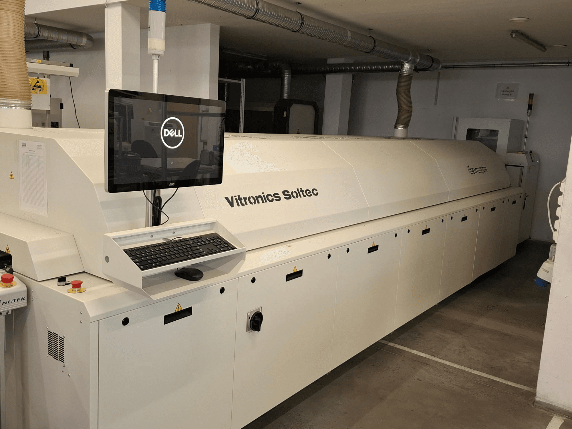 Vista frontal del equipo de automatización CENTURION CT930, que incluye un monitor Dell con teclado y botones de control.