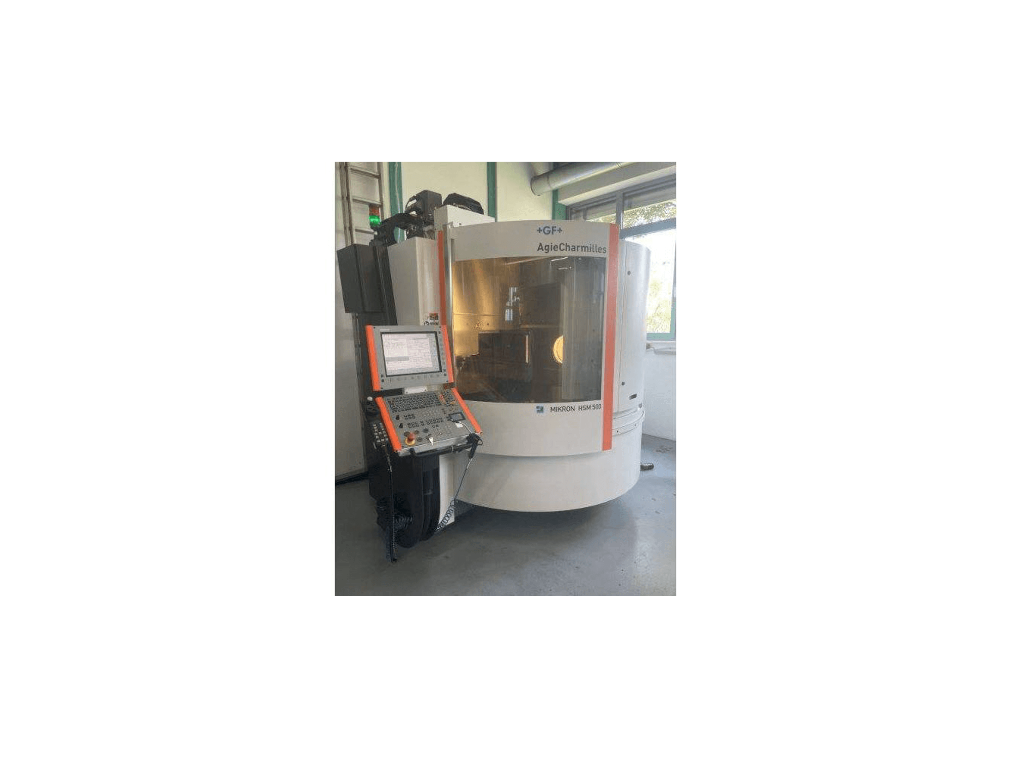 Vista frontal de la máquina MIKRON HSM 500