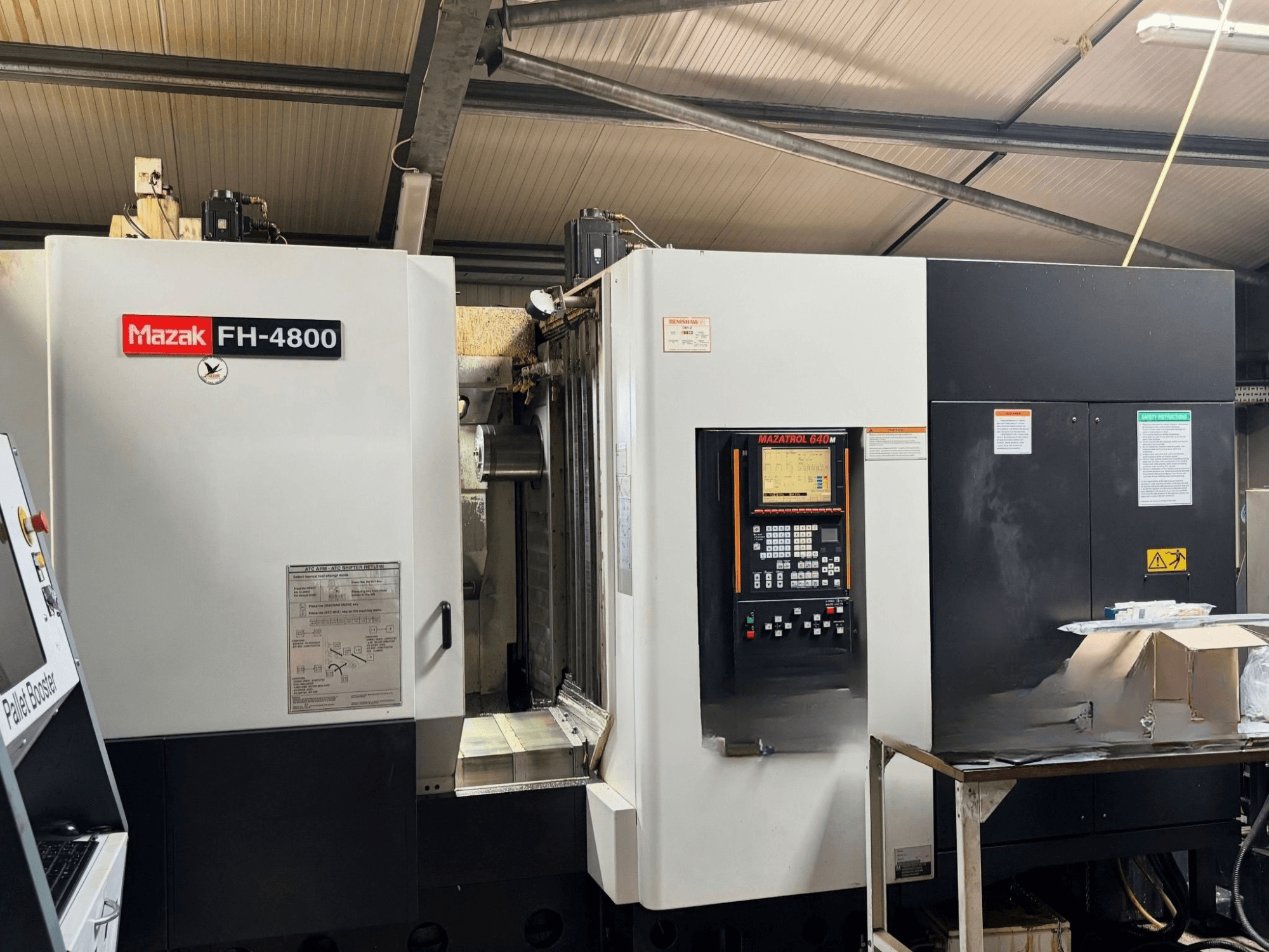 Centro de mecanizado horizontal Mazak FH-4800, vista frontal en la que se aprecian el panel de control y los detalles de la maquinaria.