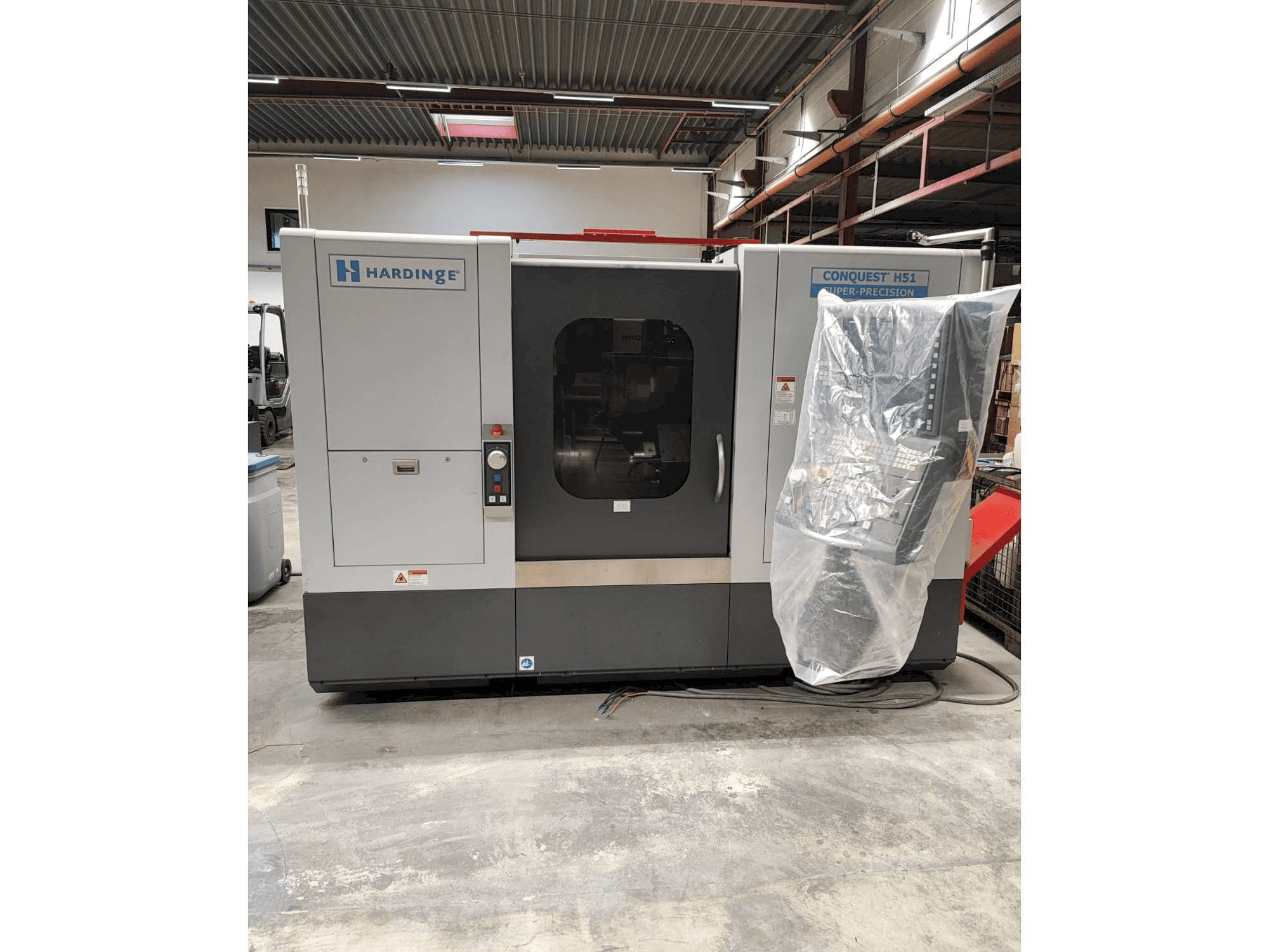 Vista frontal de la máquina HARDINGE CONQUEST H51