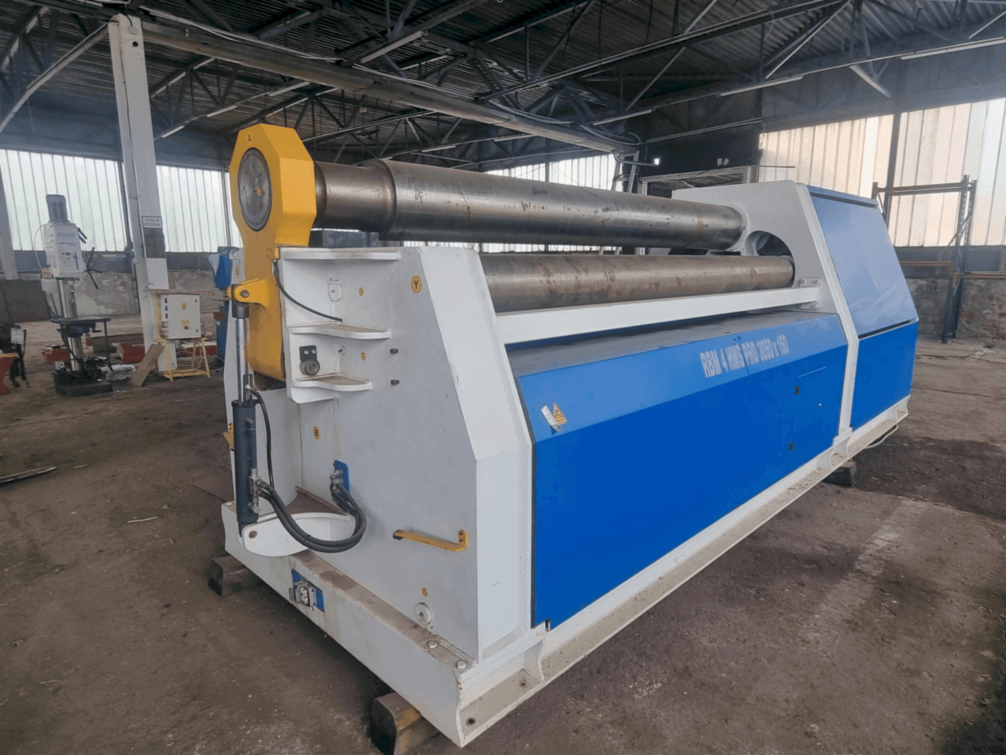 Vista frontal de la máquina Metallkraft RBM 4 HMS Pro 3050-150