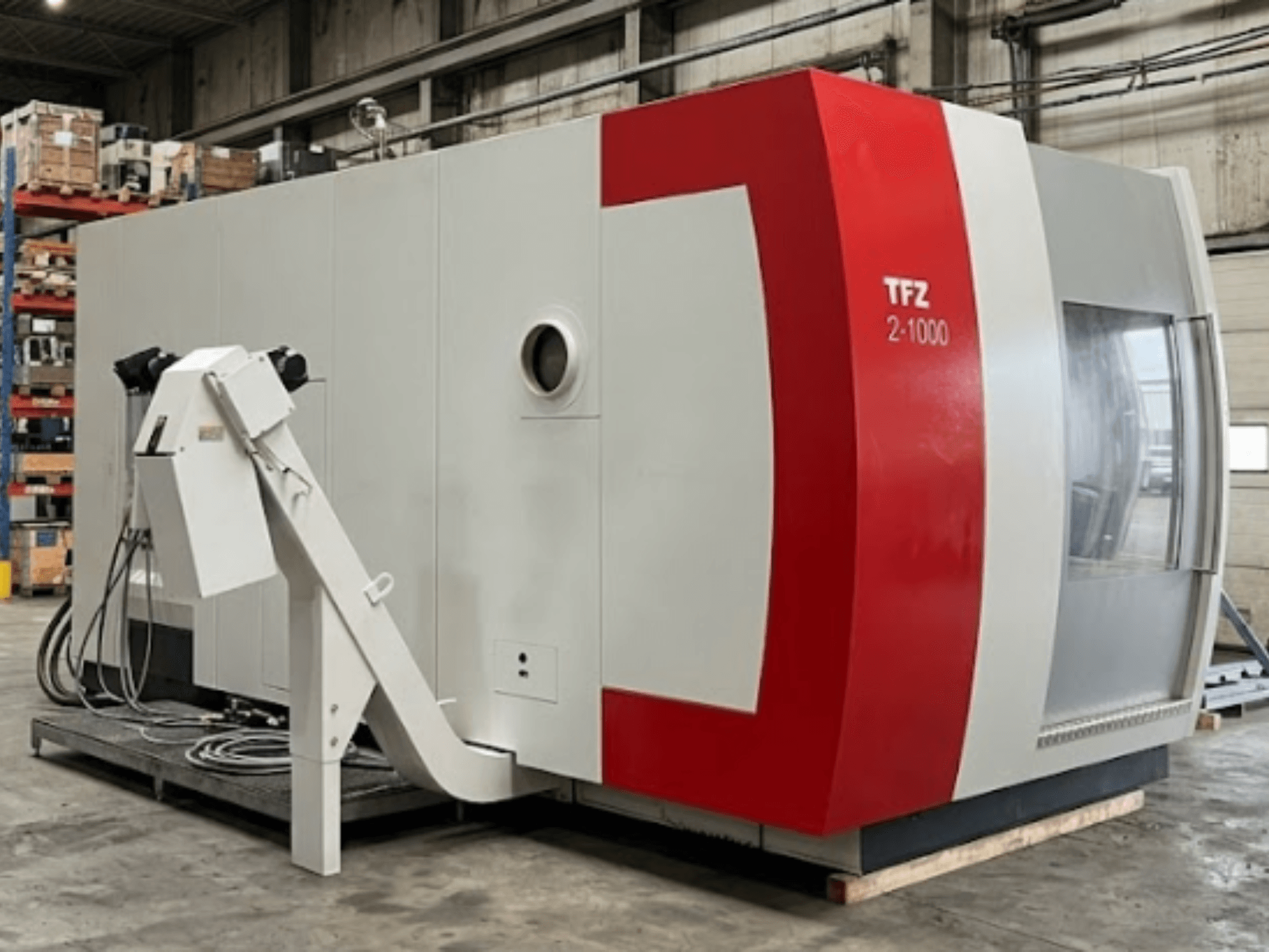 Centro de mecanizado universal SAMAG TFZ 2L-1000, vista lateral en la que se aprecia su diseño en rojo y gris y el brazo robótico acoplado.
