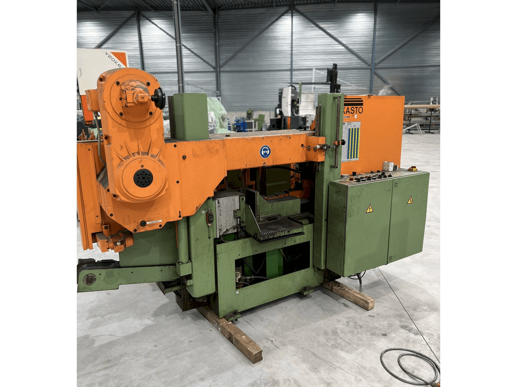 Vista frontal de la máquina KASTO HBA 360 AU