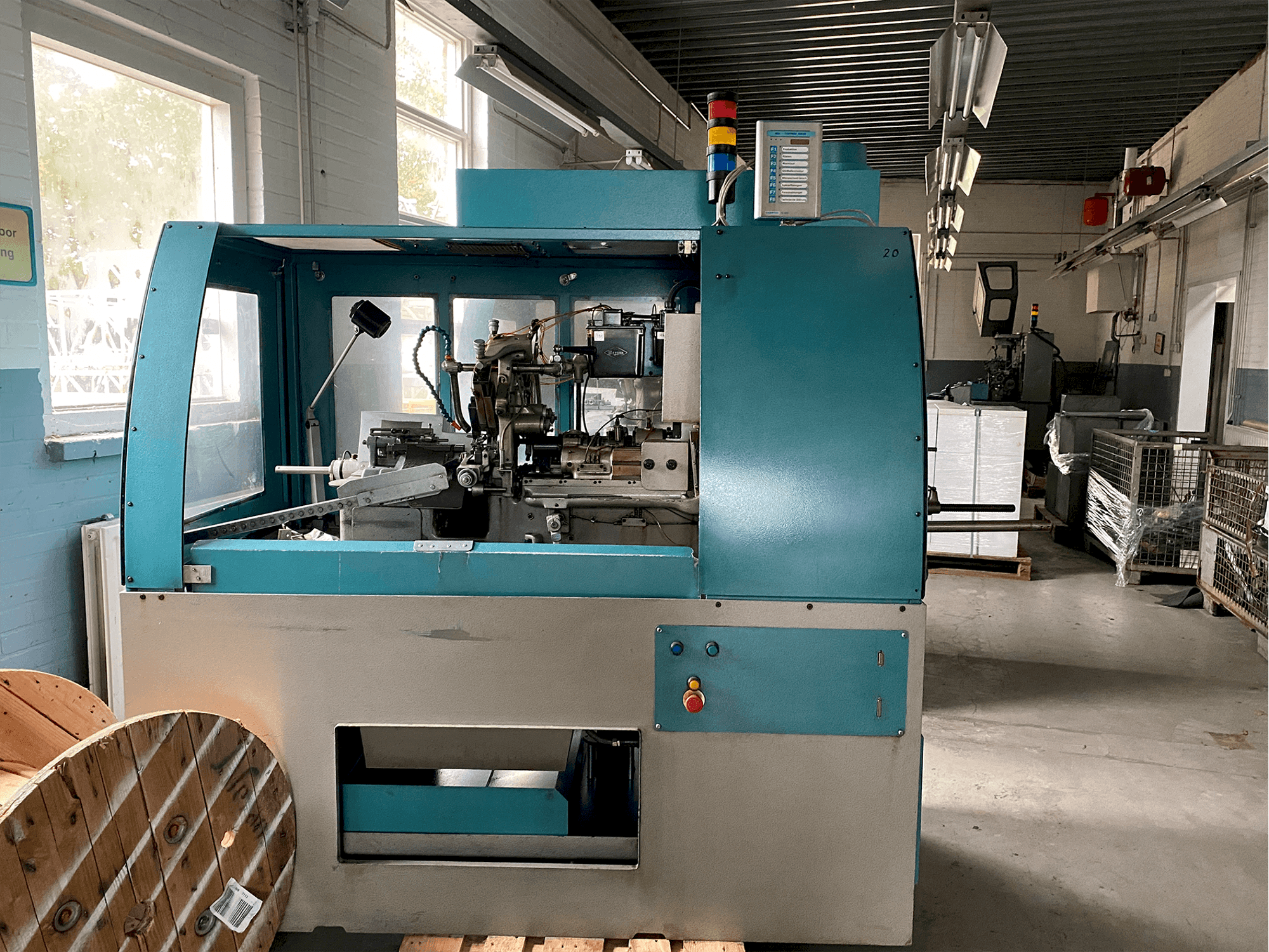 Vista frontal de la máquina Tornos-Bechler NAT-125 vario