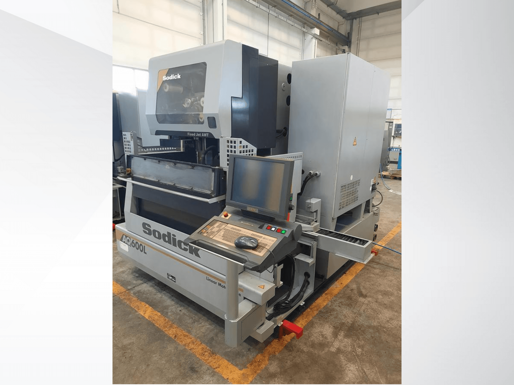 Máquina lineal Sodick AC600L en una vista lateral, mostrando el panel de control, el chorro fijo y las características de diseño industrial.