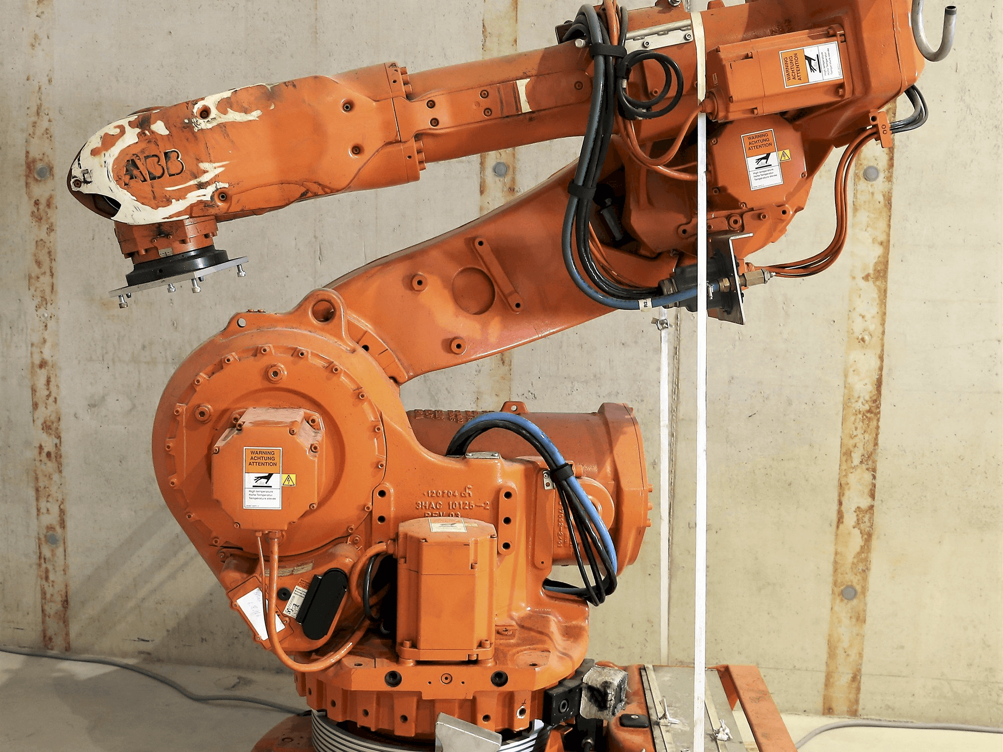 Vista frontal de la máquina ABB 6600