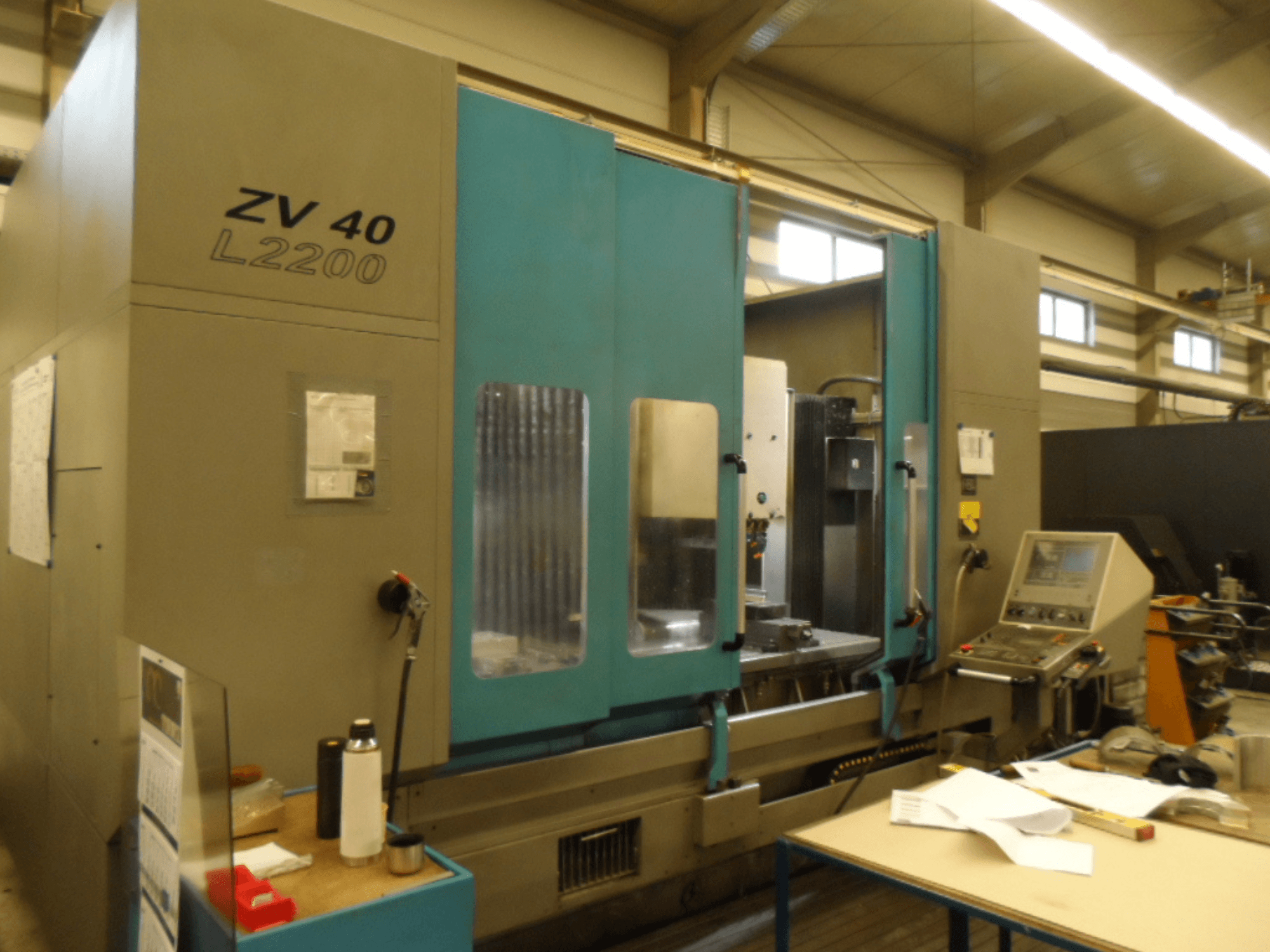 Centro de mecanizado vertical IBARMIA ZV 40 L2200, vista frontal con panel de control y acceso abierto, portaherramientas visible en el interior.