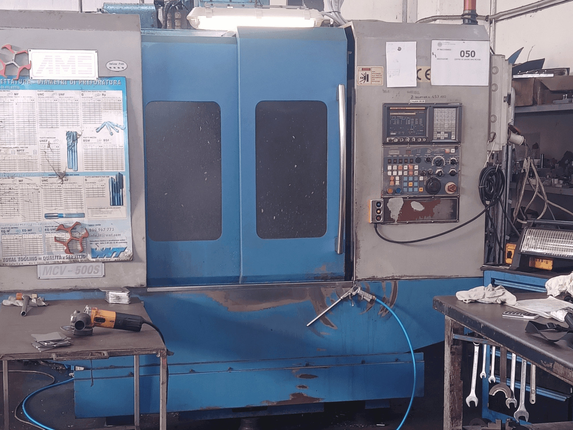 Vista frontal de la máquina MORI SEIKI MCV 500