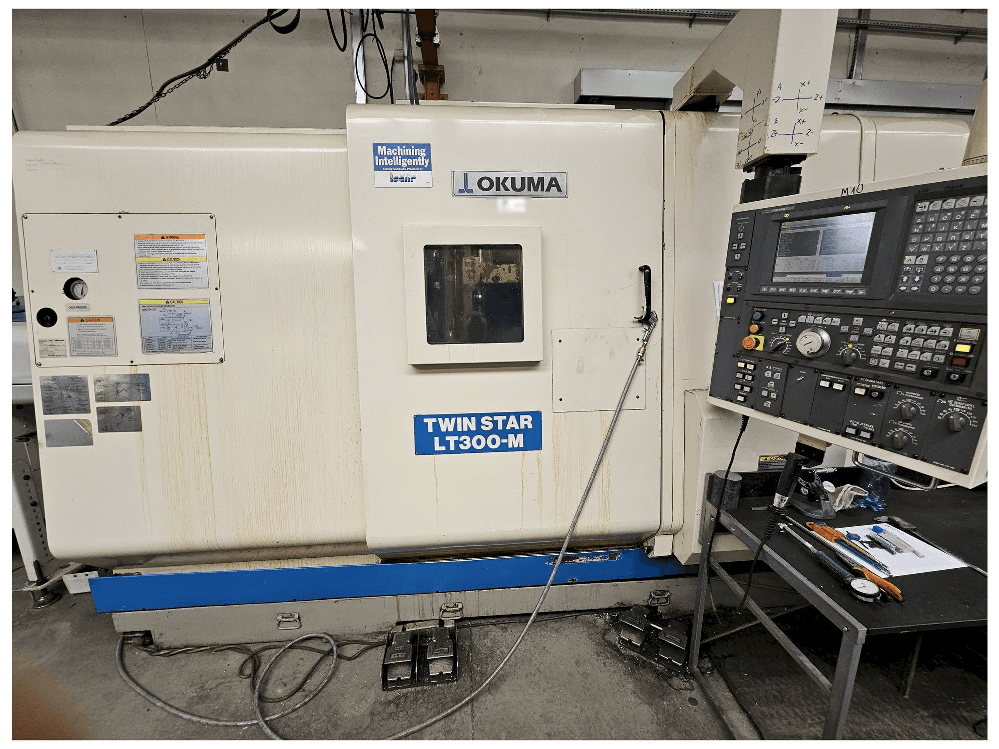 Vista frontal de la máquina Okuma LT300-M