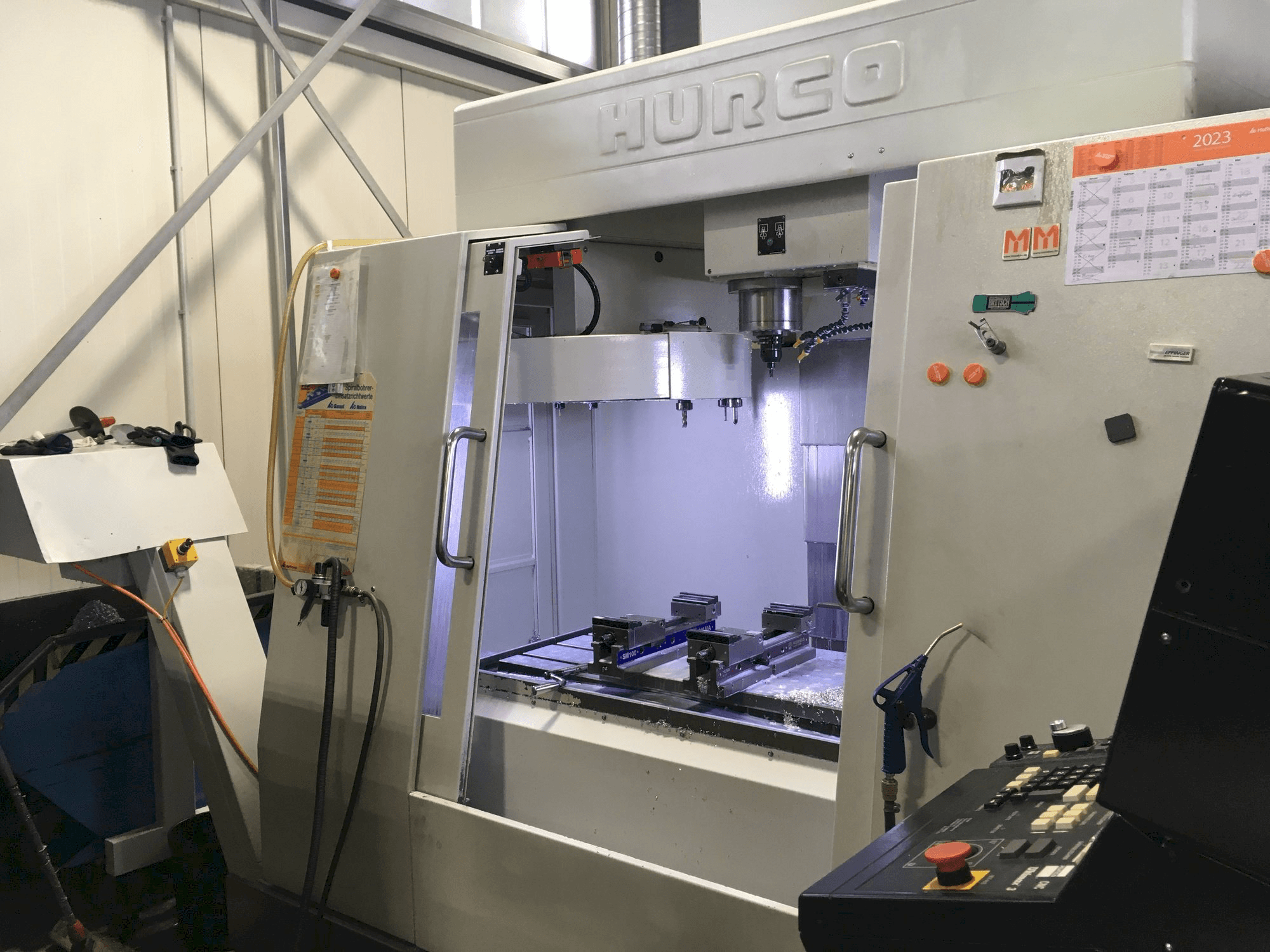 Vista frontal de la máquina Hurco BAC 30 HTM